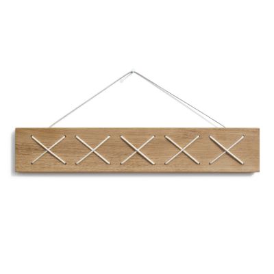 Kräutertrockner aus Holz mit gekreuzten Schnüren zum Aufhängen, ideal zum Trocknen von Kräutern.