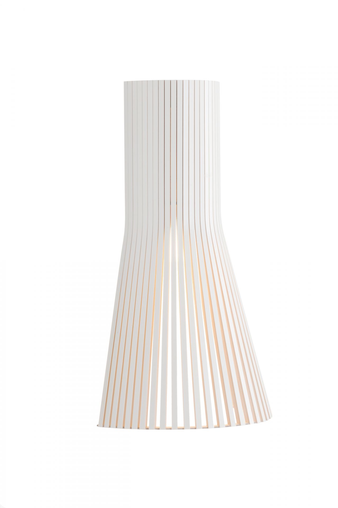 Weiße Secto Design Wandleuchte 4231 aus Holzlamellen, modernes skandinavisches Design für stilvolle Innenbeleuchtung.