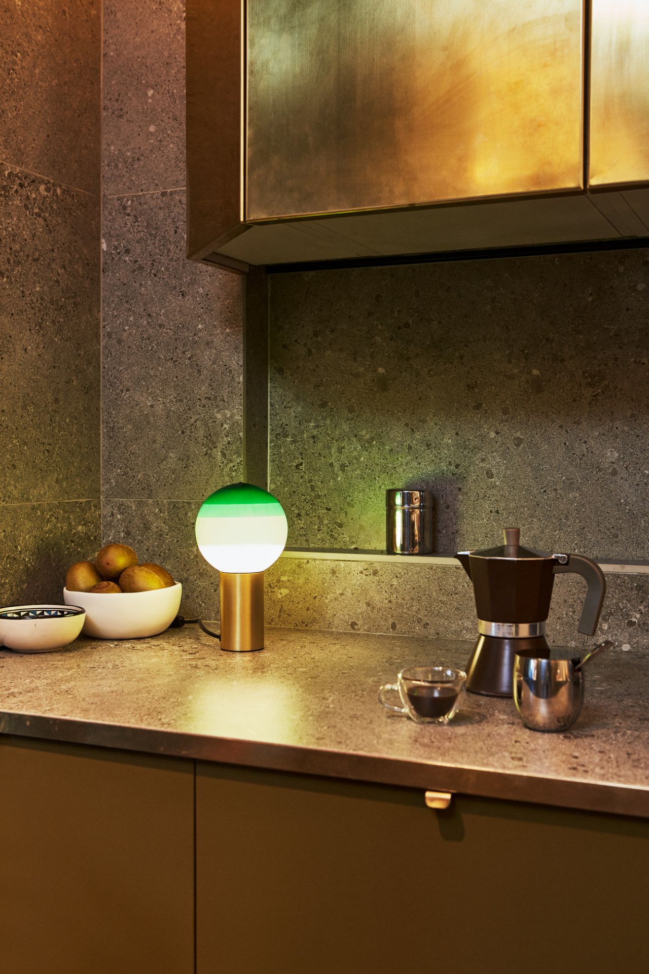 Dipping Light S LED Lampe de table Marset blanc perle - laiton