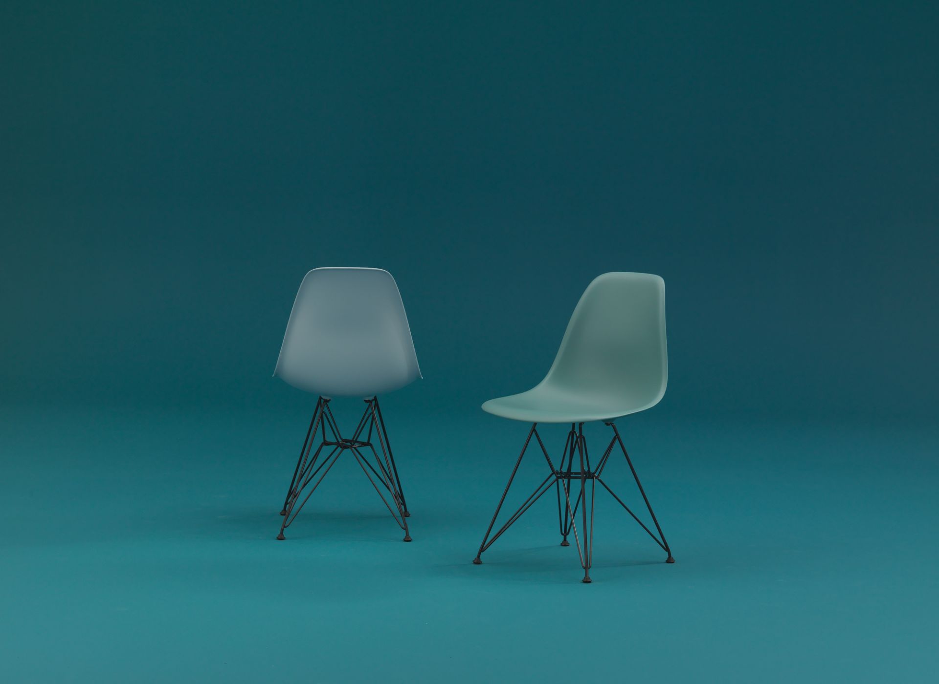 Eames Plastic Side Chair DSR Stuhl Vitra-Classic rot-Basic dark Eames Plastic Side Chair DSR Stuhl Vitra-Classic rot-Basic dark