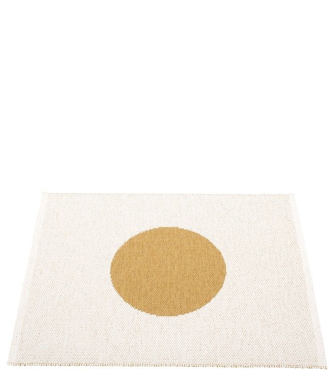 Vera Small One Pappelina Kunststoffteppich in Beige mit ockerfarbenem Kreis, 70x90 cm, für Innen und Außen.