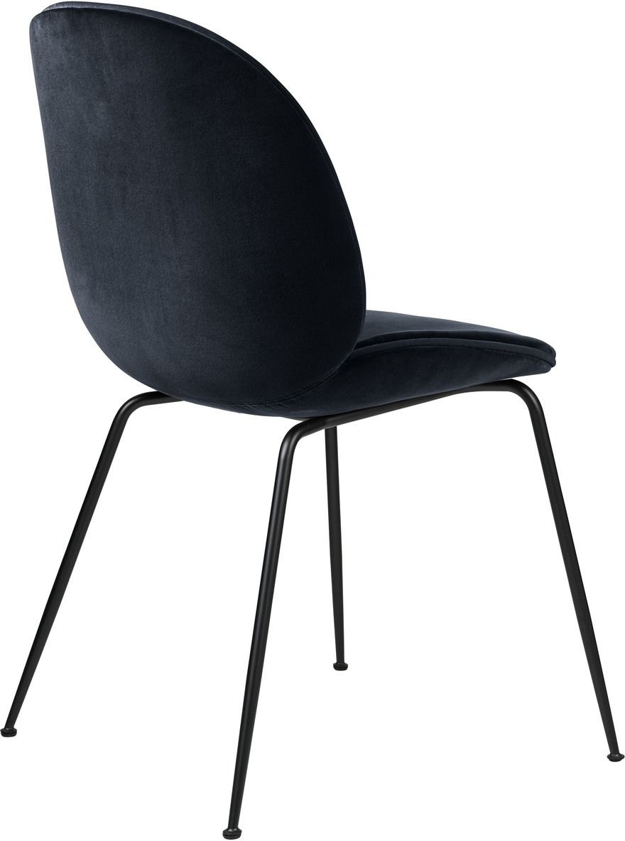 Beetle Chair Stuhl mit schwarzem Samtbezug und schwarzen Metallbeinen, Seitenansicht. Gubi Stuhl.