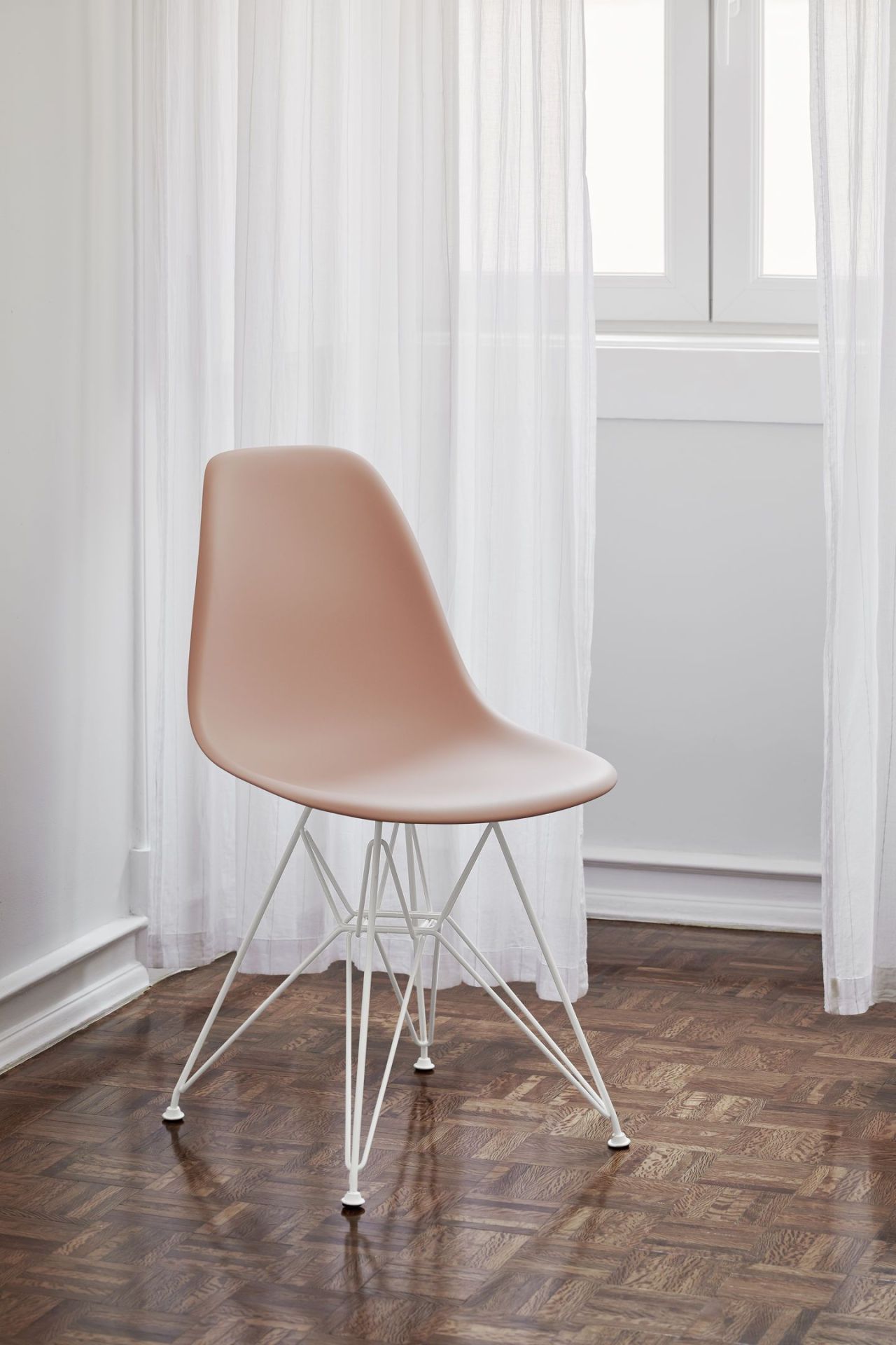 Eames Fiberglass Chair DSR chaise Vitra