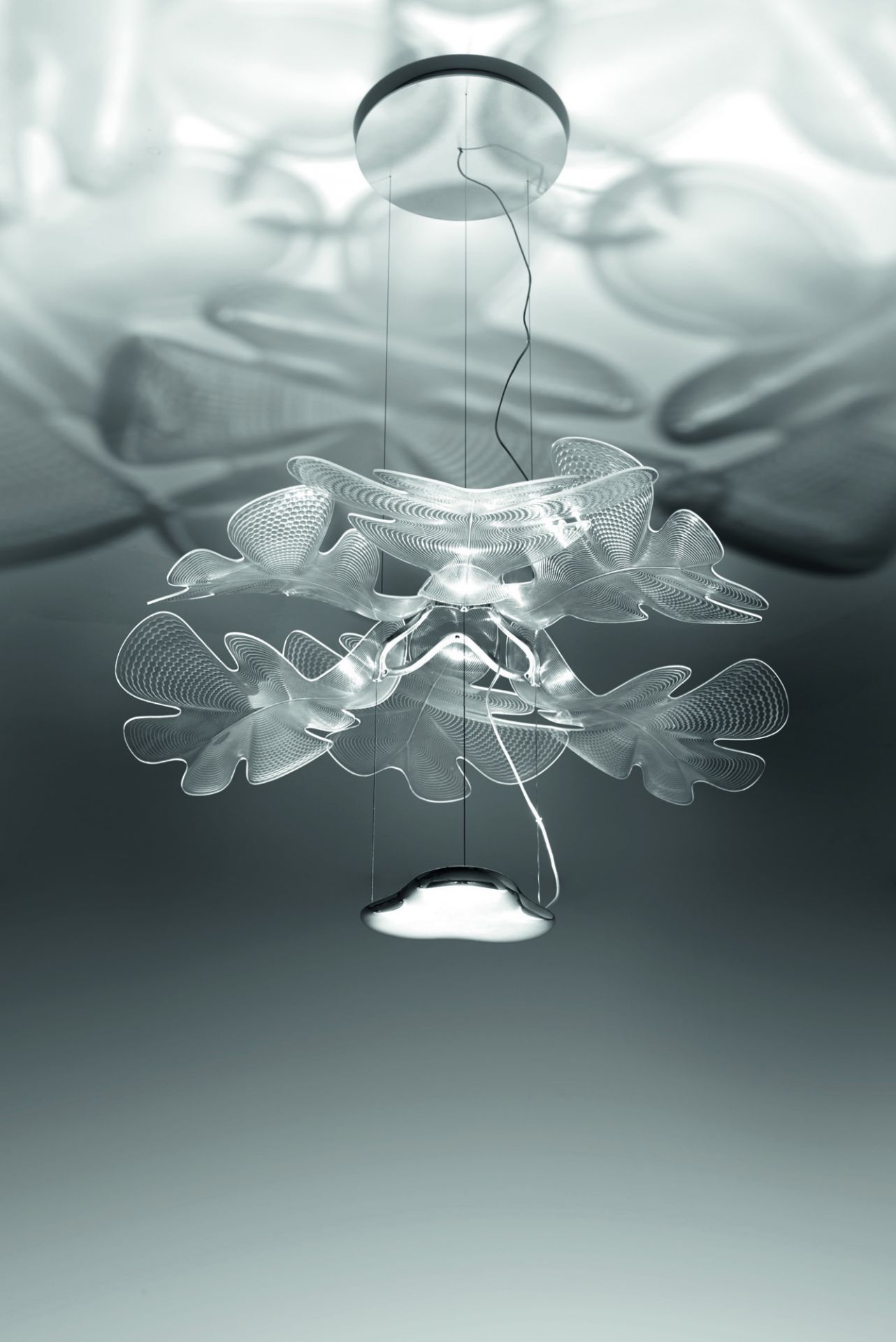 Chlorophilie suspension structure chrome diffuseur transparent Artemide
