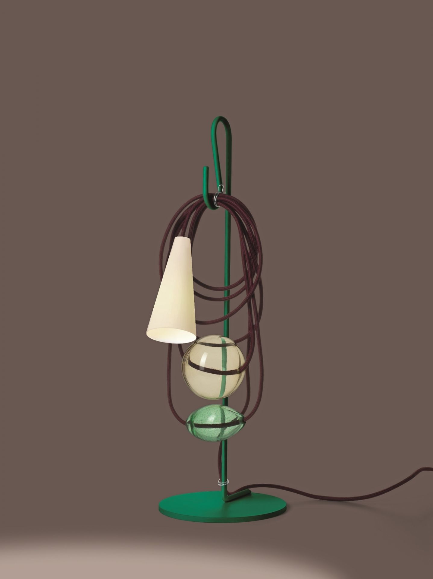 Filo Tischleuchte von Foscarini: Moderne Designerlampe mit Kegel und Kugeln in Grün.