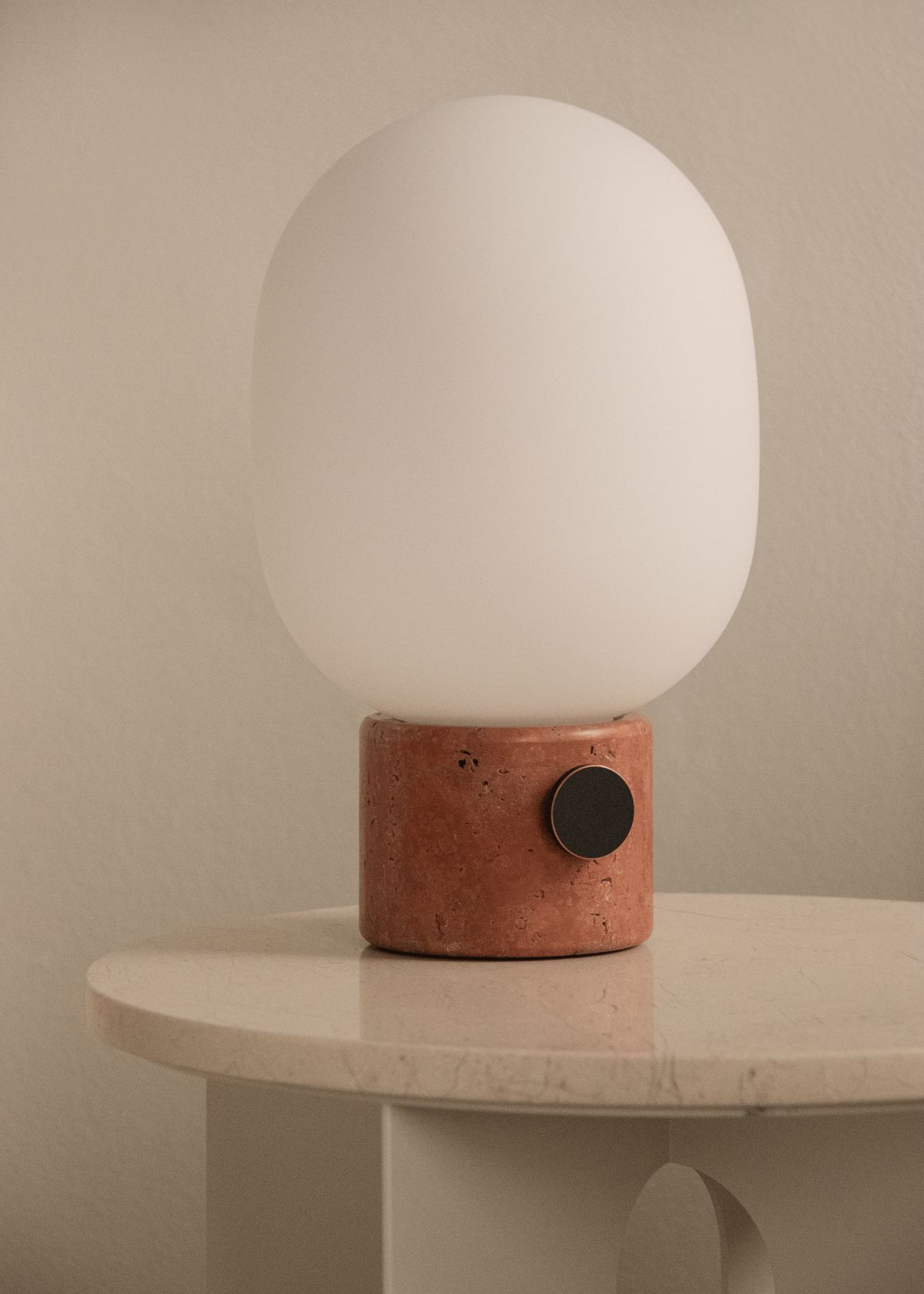 JWDA Lampe de table Large Travertine Rouge Audo Copenhagen