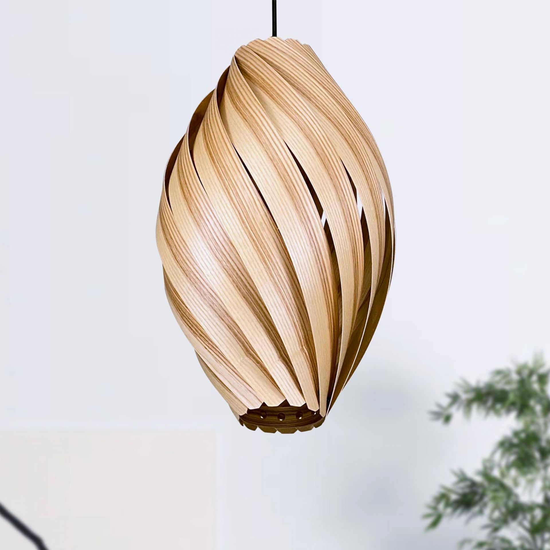 Ardére Hängeleuchte aus Olivesche: Runde Holzlampe mit gedrehtem Design für stilvolle Beleuchtung.