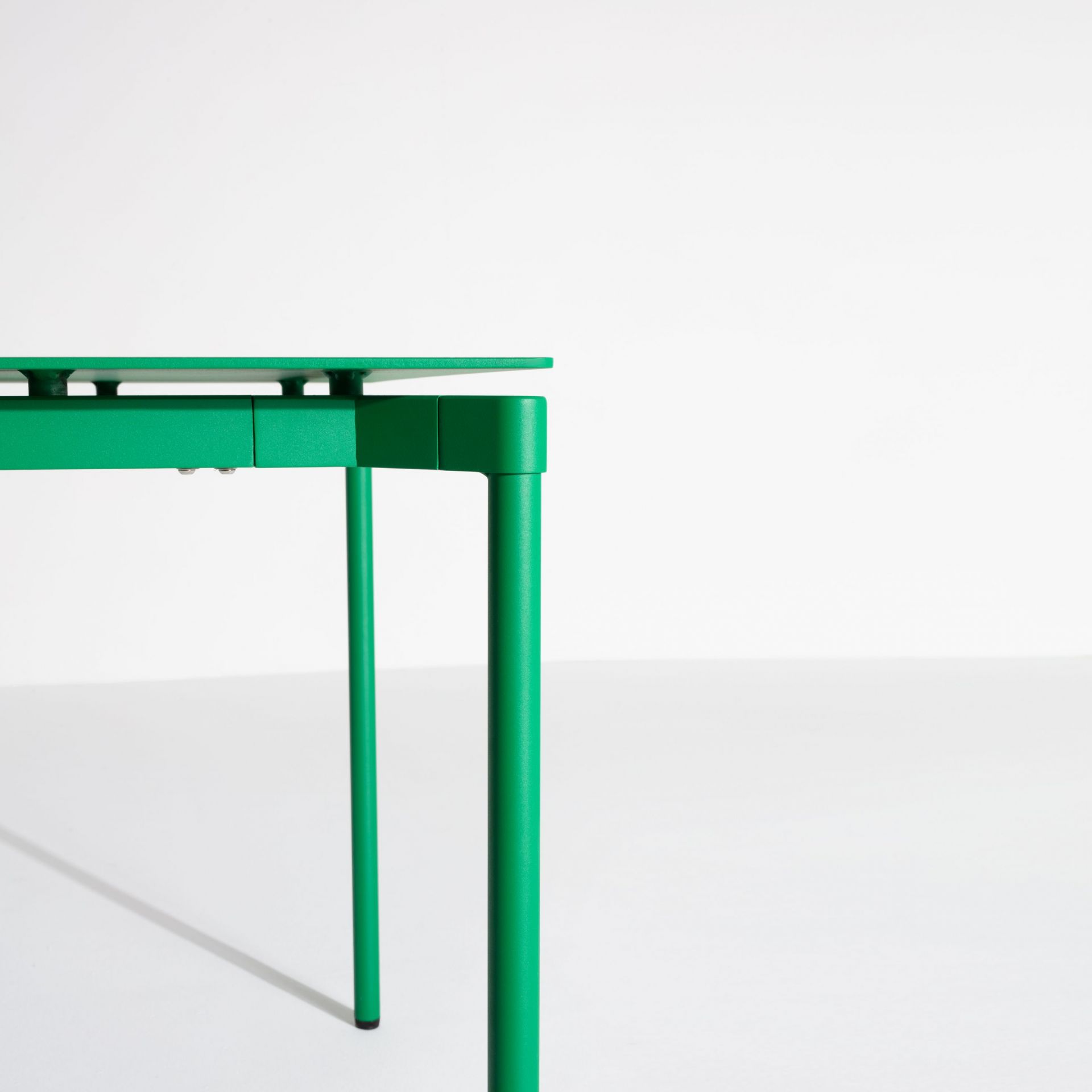 Detailaufnahme des Fromme Esstisches von Petite Friture, rechteckig und in Mintgrün.