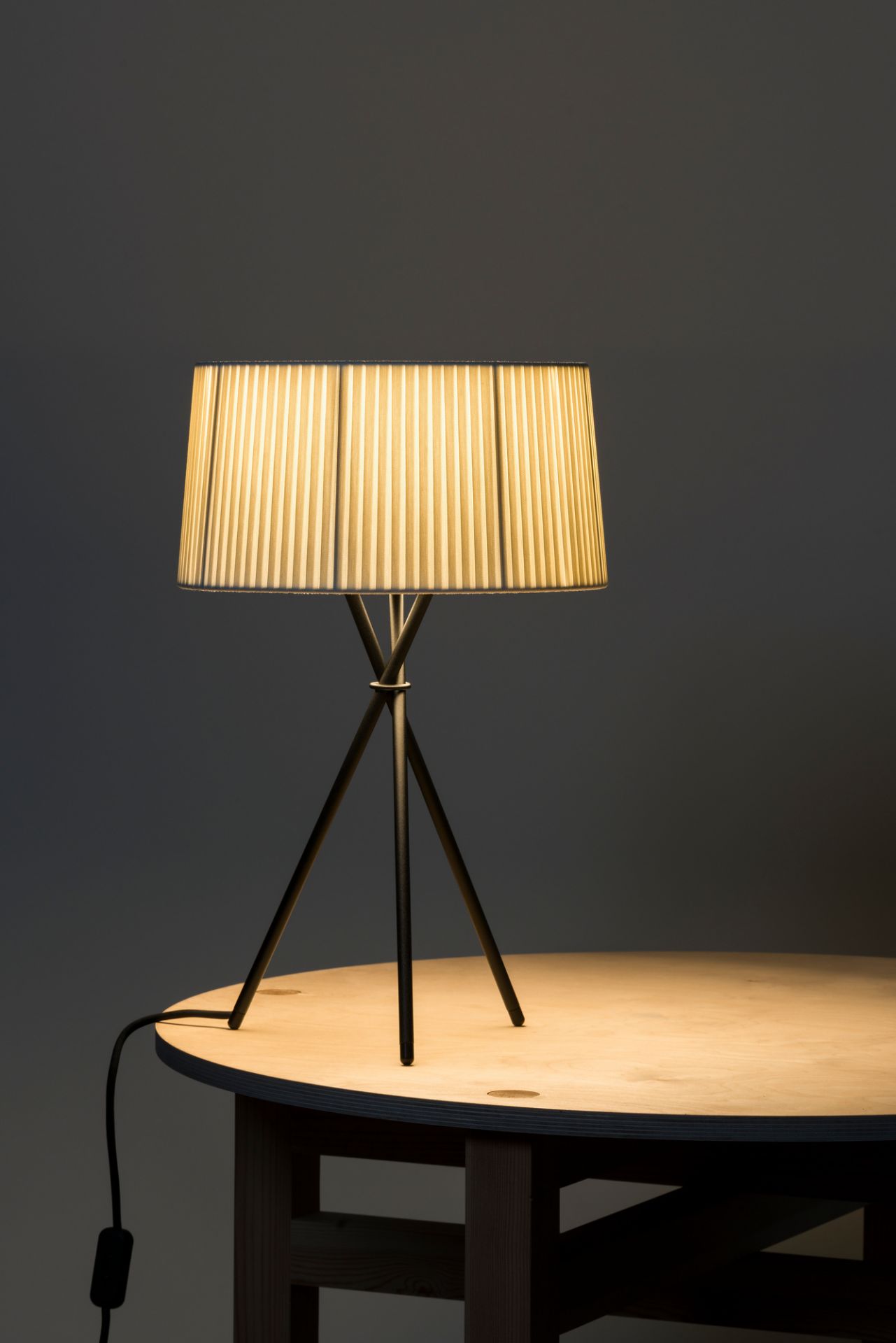 Tripode M3 lampe de table Bretona Stripes Santa & Cole Tripode M3 lampe de table Bretona Stripes Santa & Cole