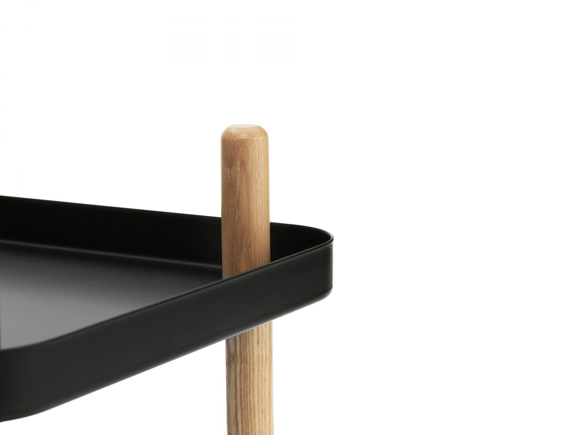 Detailaufnahme: Schwarzer Block Table Servierwagen von Normann Copenhagen mit Holzbeinen. Moderner Beistelltisch für Wohnzimmer.