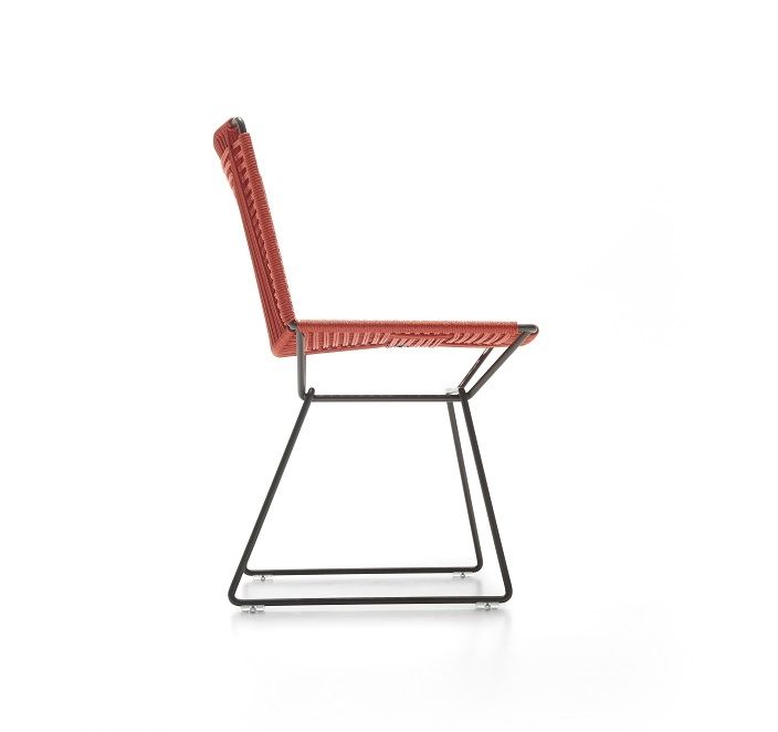 Neil Twist Stuhl von MDF Italia, rot geflochten, mit schwarzem Metallgestell, Seitenansicht.