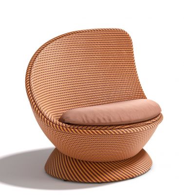 Papyon Hochlehner von Dedon mit braunem Sitzkissen. Geflochtener Sessel für Garten und Terrasse.