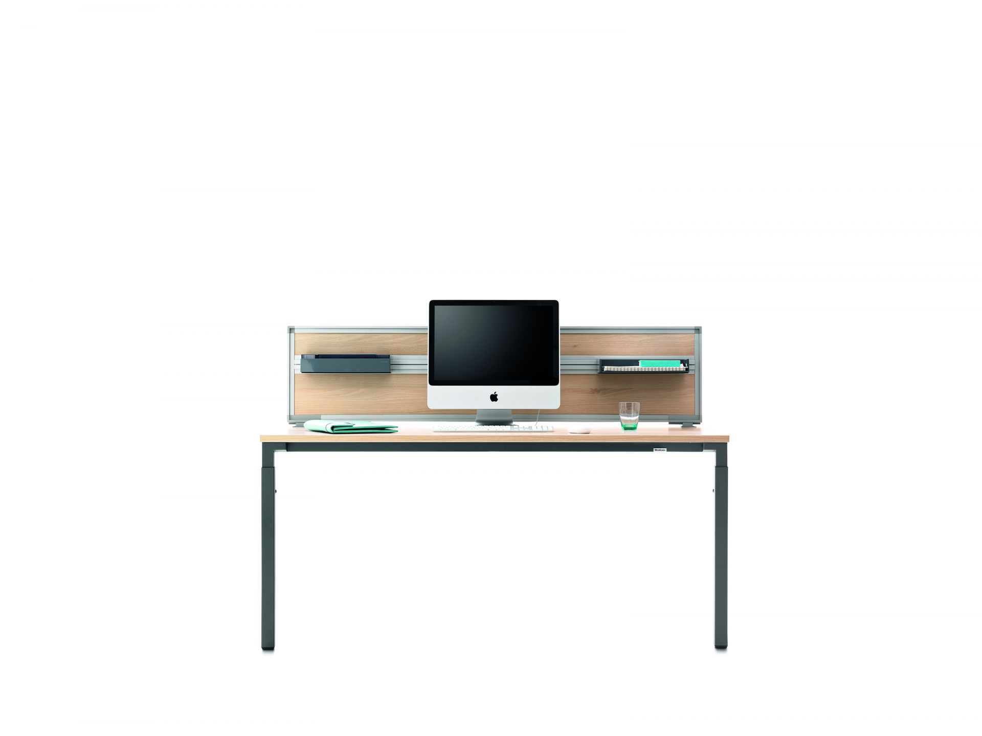 Kalidro Schreibtisch von Steelcase, höhenverstellbar, mit Monitor und Ablagefächern für Bürobedarf.