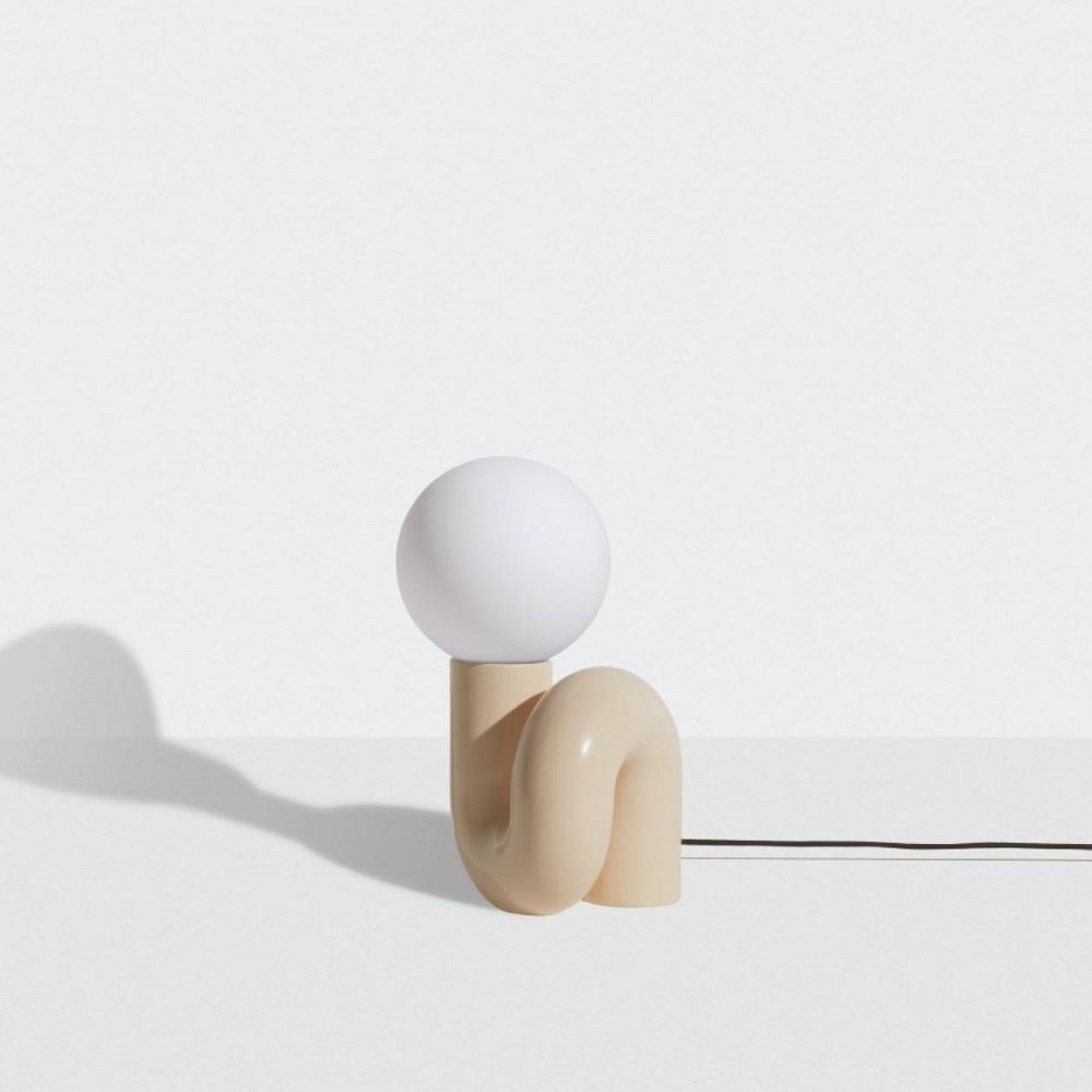 Neotenic Tischleuchte klein Petite Friture in Vanille: Moderne Designlampe mit runder, weißer Glühbirne.