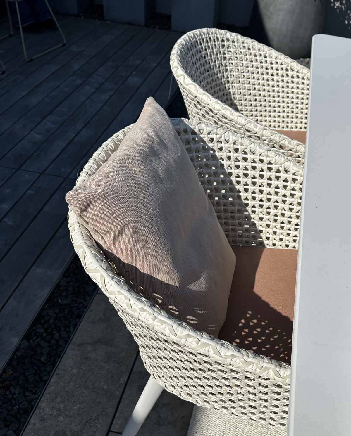 Table Bellmonde et chaise à accoudoirs Mbrace Combinaison Outdoor Dedon PIÈCE D'EXPOSITION 