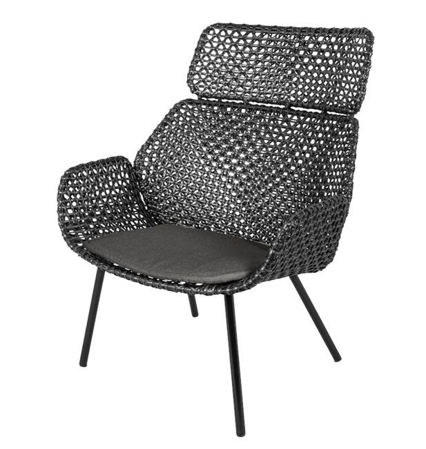 Vibe Highbacksessel von Cane-Line, schwarzer Rattansessel mit Kissen, moderner Loungesessel für Garten und Terrasse.