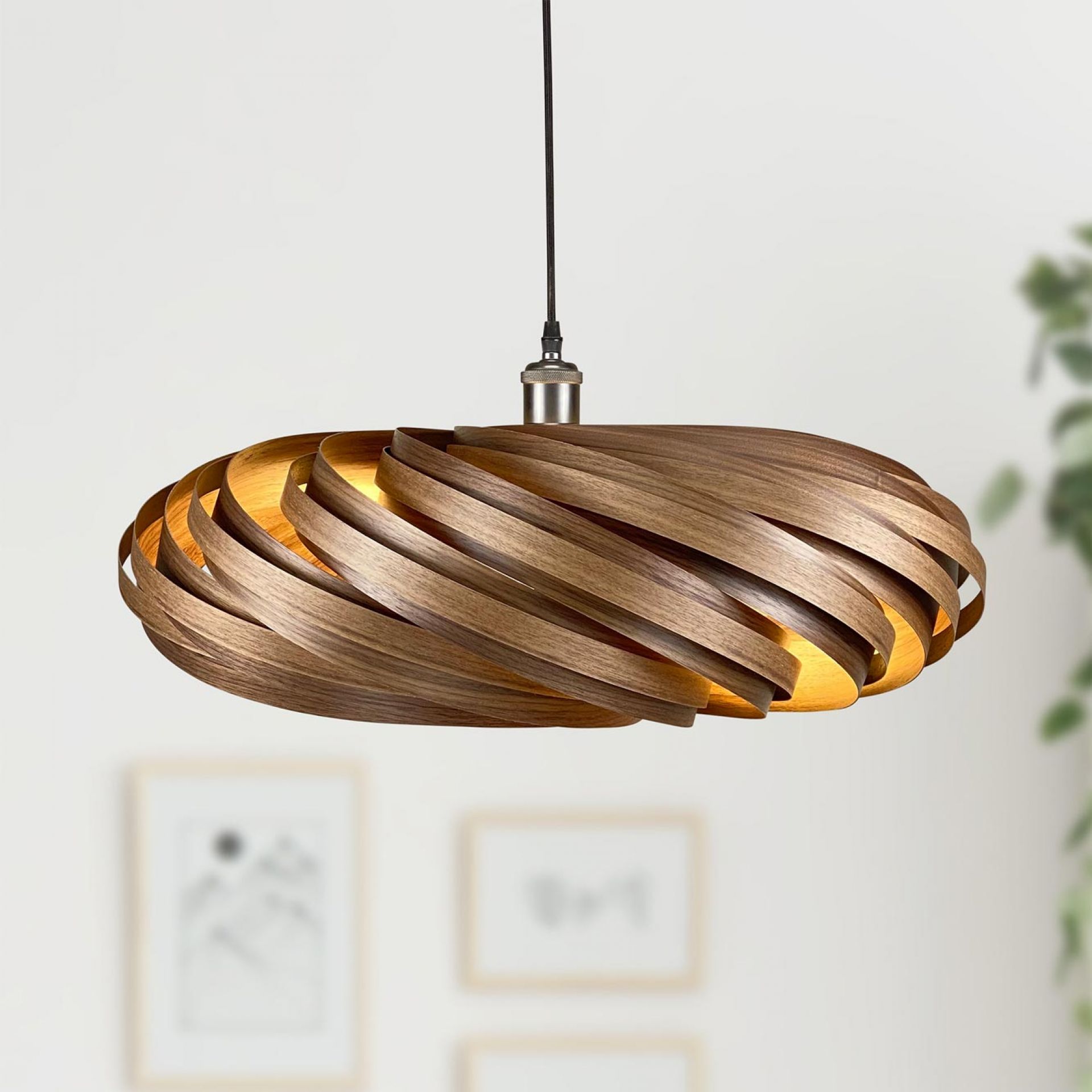 Veneria Hängeleuchte Ø60 cm Nussbaum: Moderne Holzlampe mit spiralförmigem Design für stilvolle Innenraumbeleuchtung.