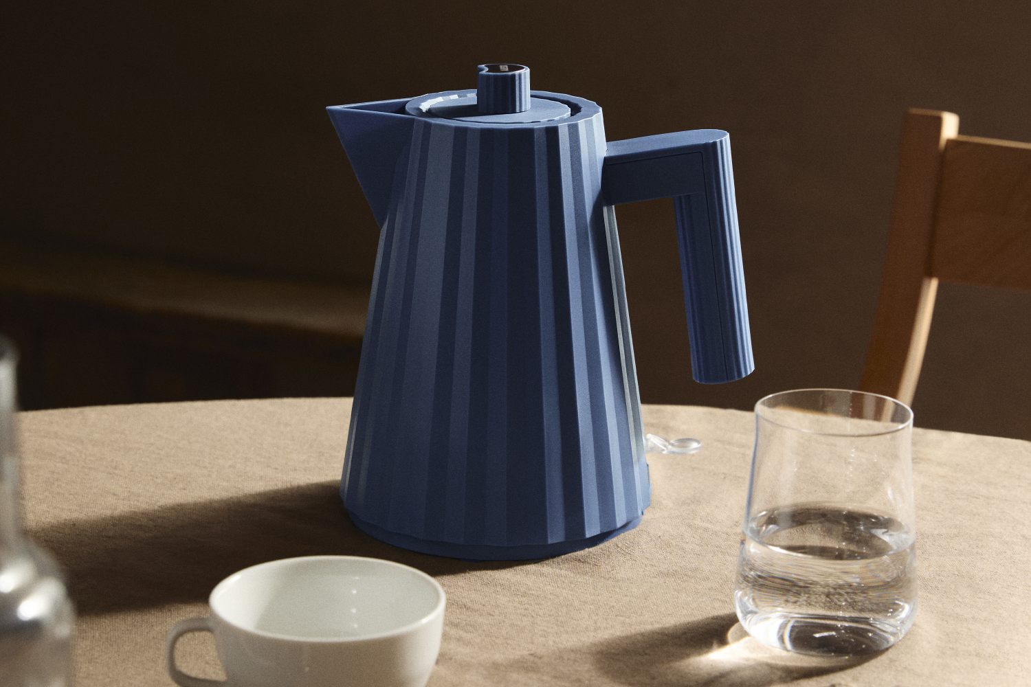 MDL06/1 Plissé Bouilloire Small Alessi Bleu