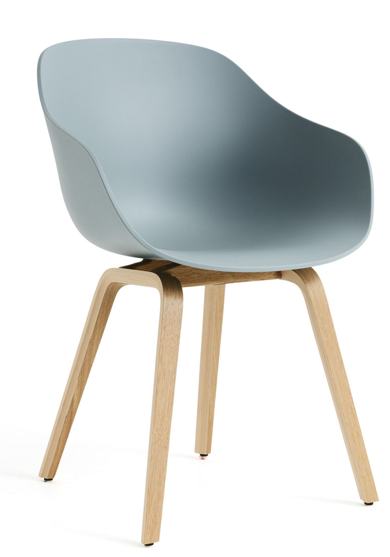 About A Chair AAC 222 Stuhl in Dusty Blue mit Eichenholzgestell. Designstuhl für Esszimmer.