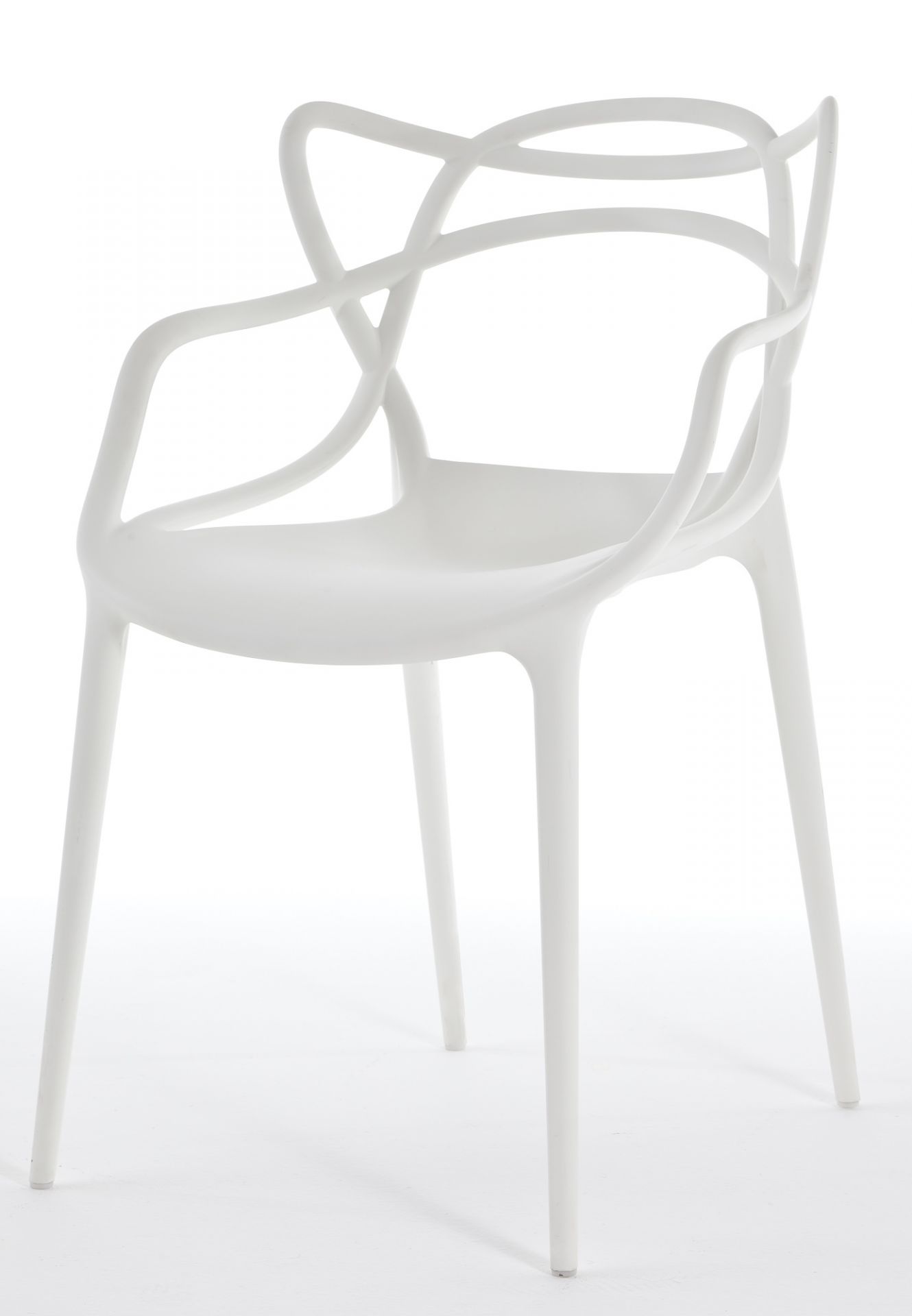 Weißer Masters Stuhl von Kartell, Designstuhl aus Kunststoff mit geschwungener Rückenlehne und Armlehnen.
