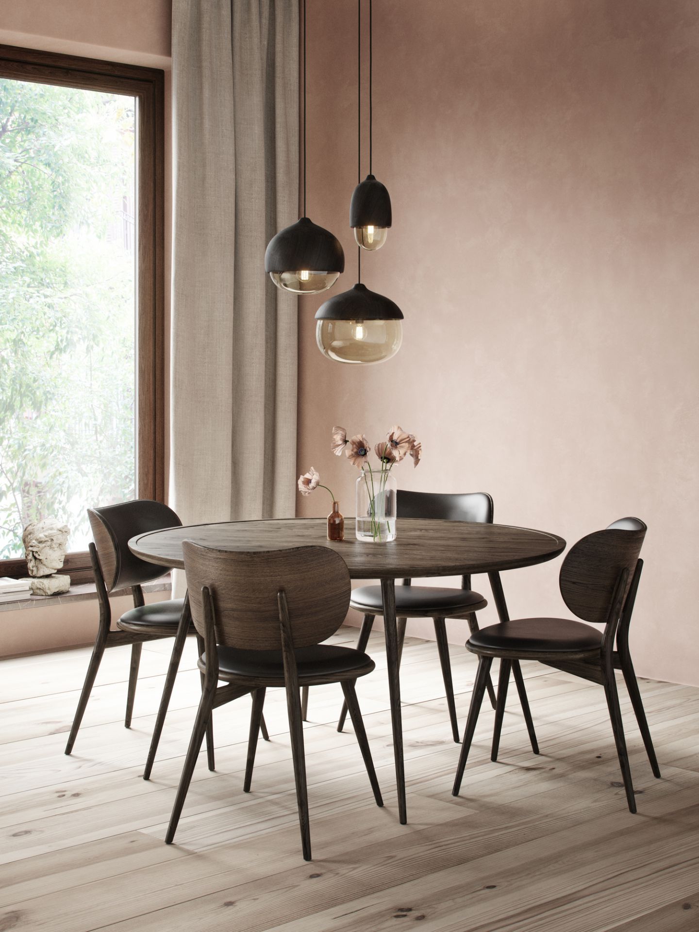 Esszimmer mit rundem Holztisch und vier The Dining Chair Stühlen von Mater in dunklem Holz.