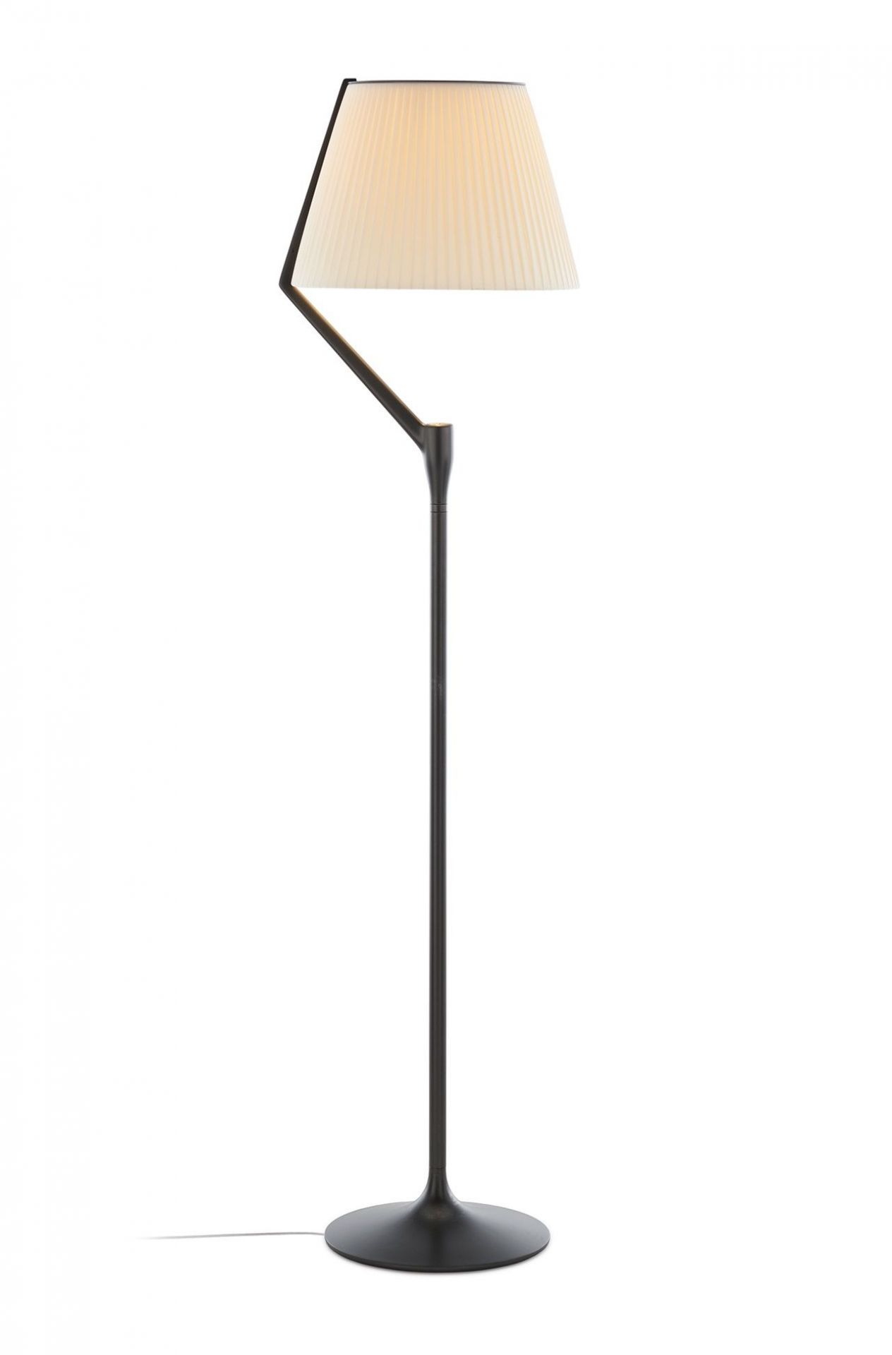Angelo Stone Stehleuchte von Kartell: Elegante Stehlampe mit plissiertem Lampenschirm und dunklem Metallfuß.