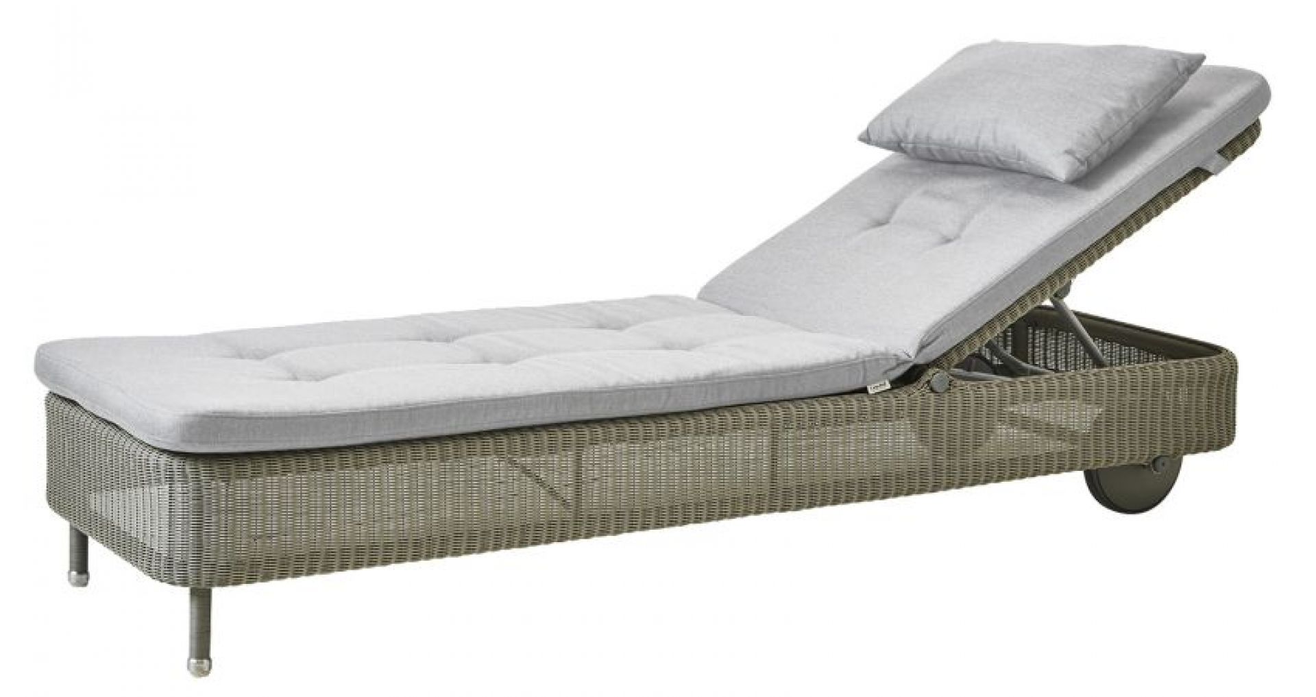 Hellgraue Cane-Line Sonnenliege mit Outdoor Kissen. Bequeme Liege für Garten und Terrasse.