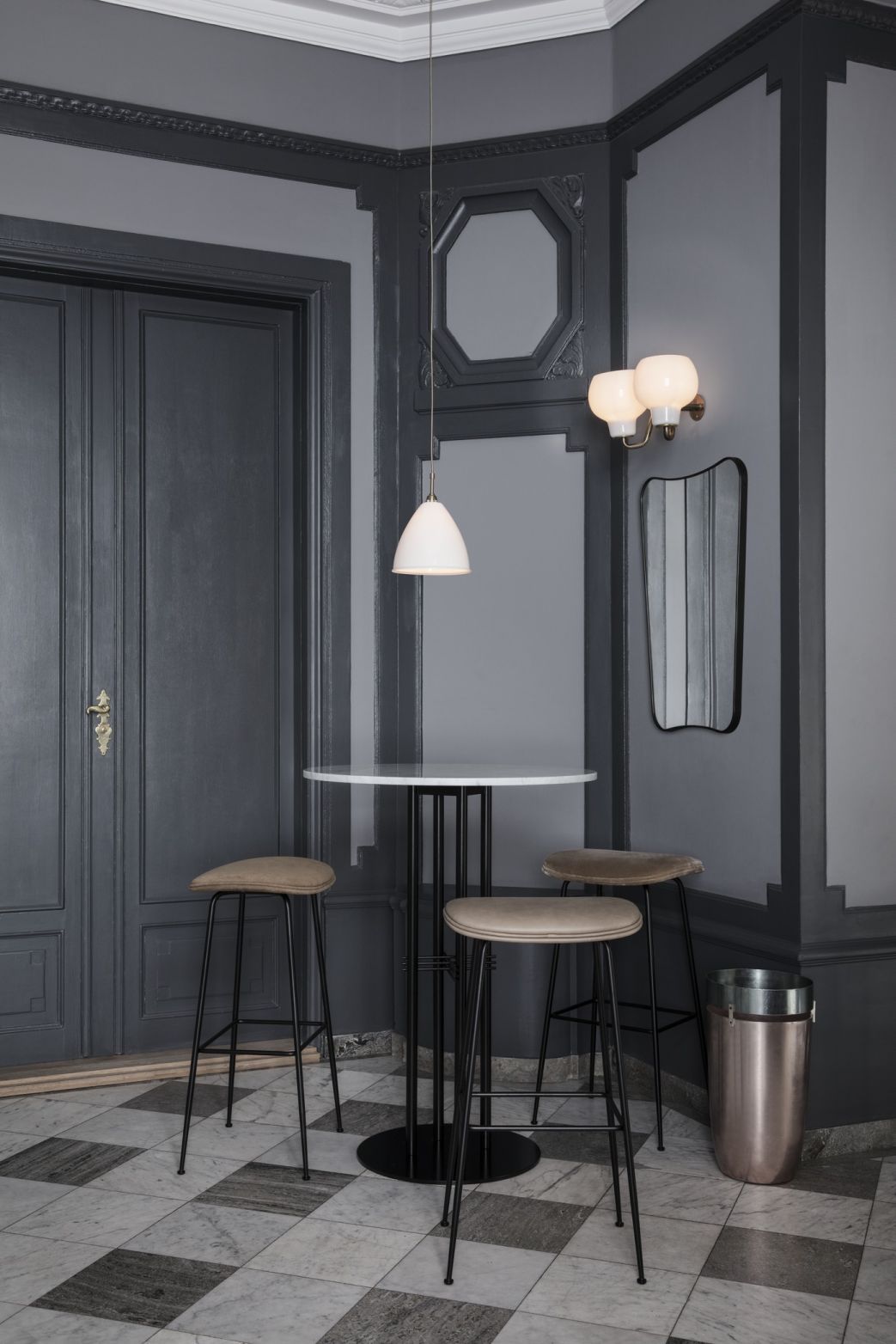 F.A. 33 miroir mural medium Laiton noir Gubi