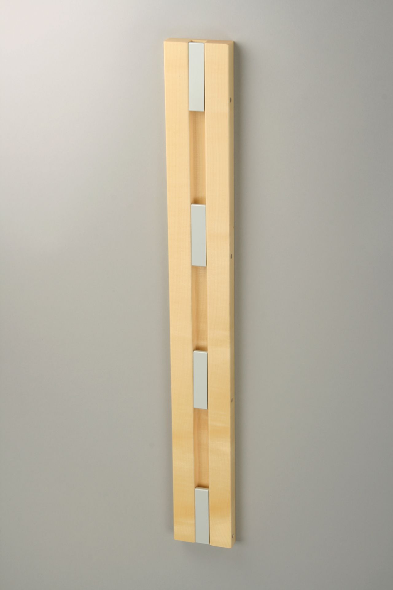 Knax Wandgarderobe mit vier Haken in Ahorn-grau, vertikale Ausrichtung, moderne Garderobenlösung für Flur und Diele.