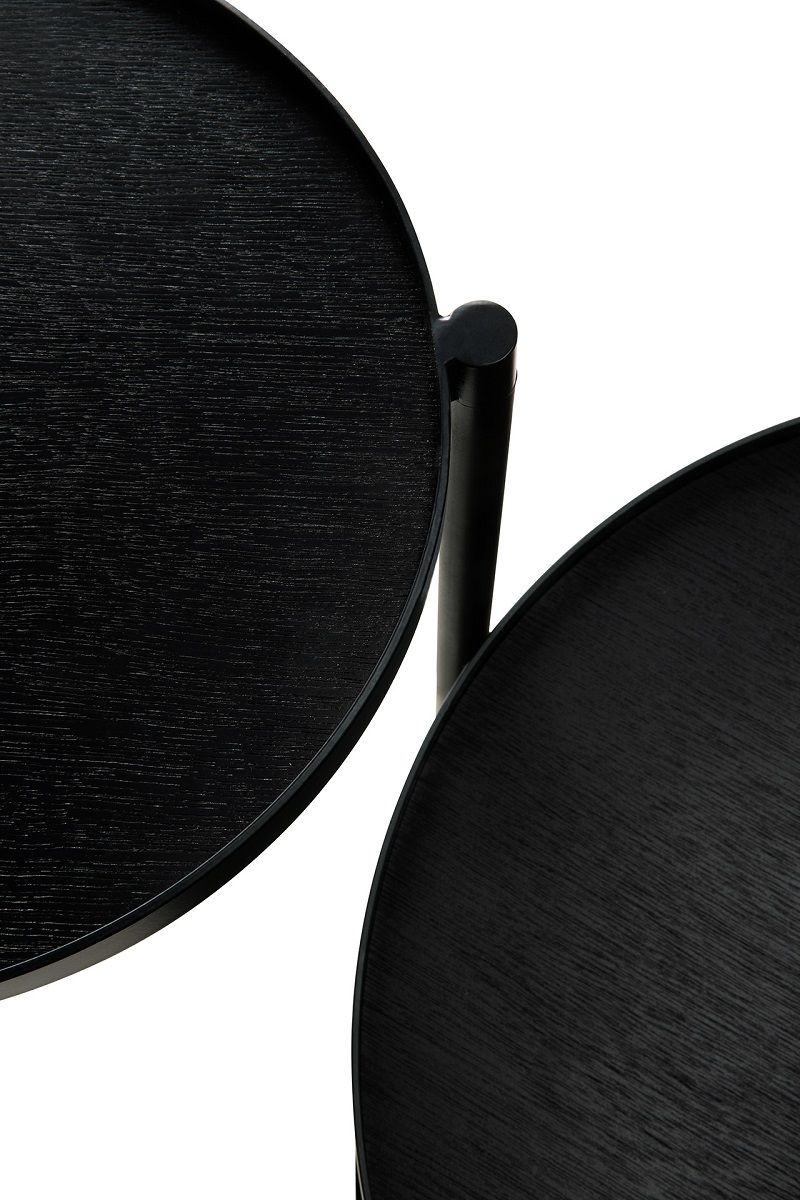 Detailaufnahme: Schwarzer Ethnicraft Beistelltisch mit drehbaren Tabletts. Moderner, runder Ablagetisch für Wohnzimmer und mehr.