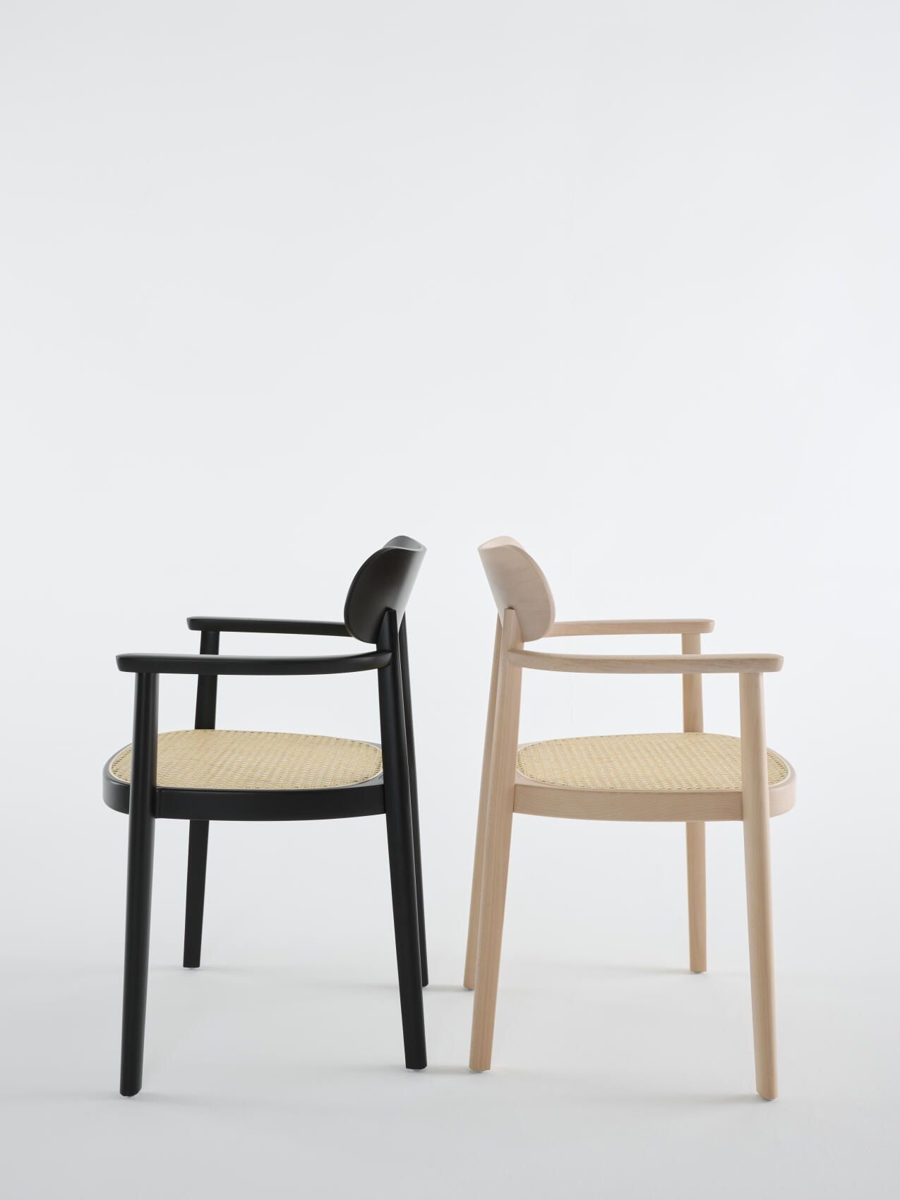 118 FV Chaise en bois avec accoudoirs Thonet
