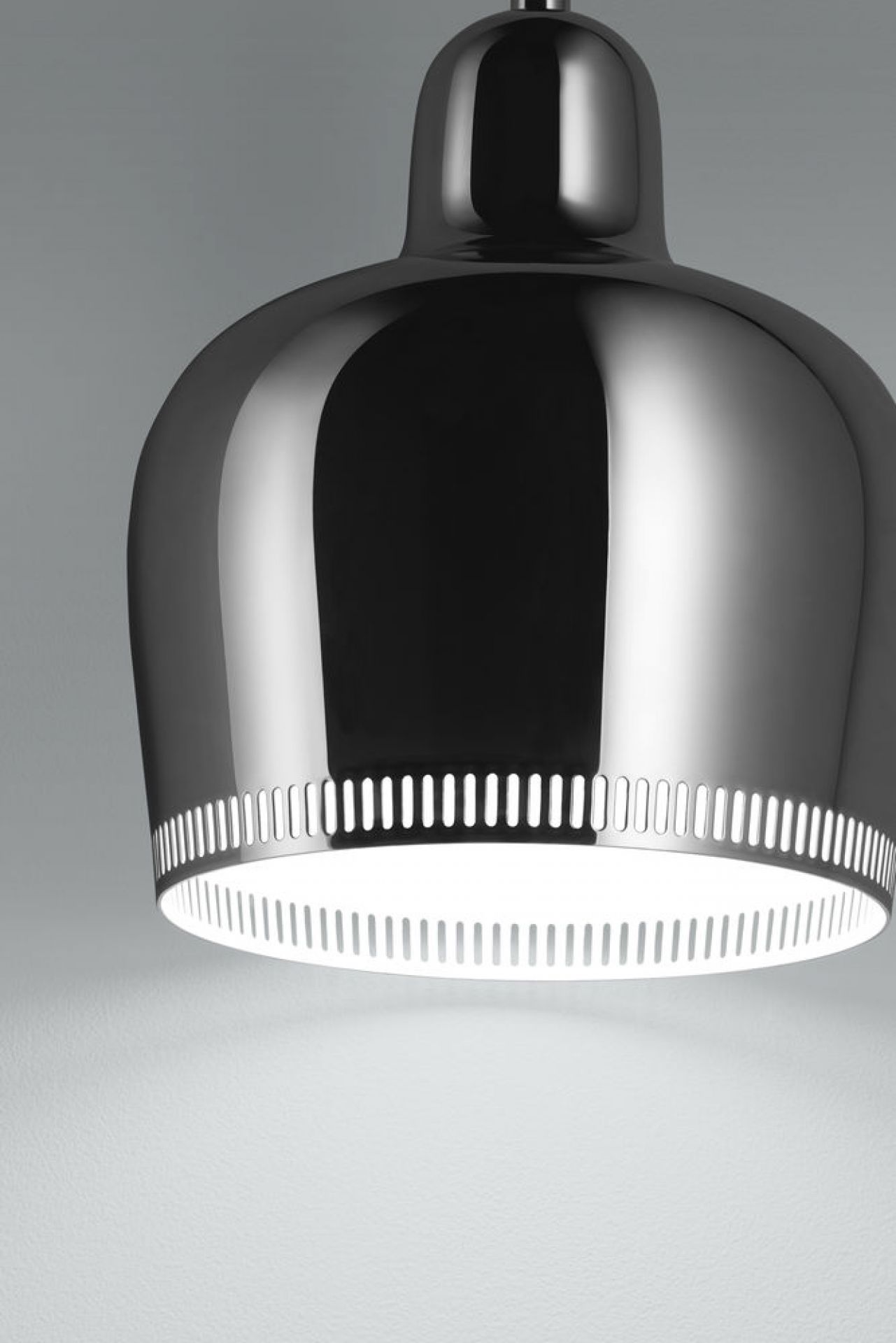 A330S Golden Bell Pendant light Lampe de suspendue Artek Chromé-Blanc Nahaufnahme der A330S Golden Bell Pendelleuchte von Artek in Chrom-Weiss.