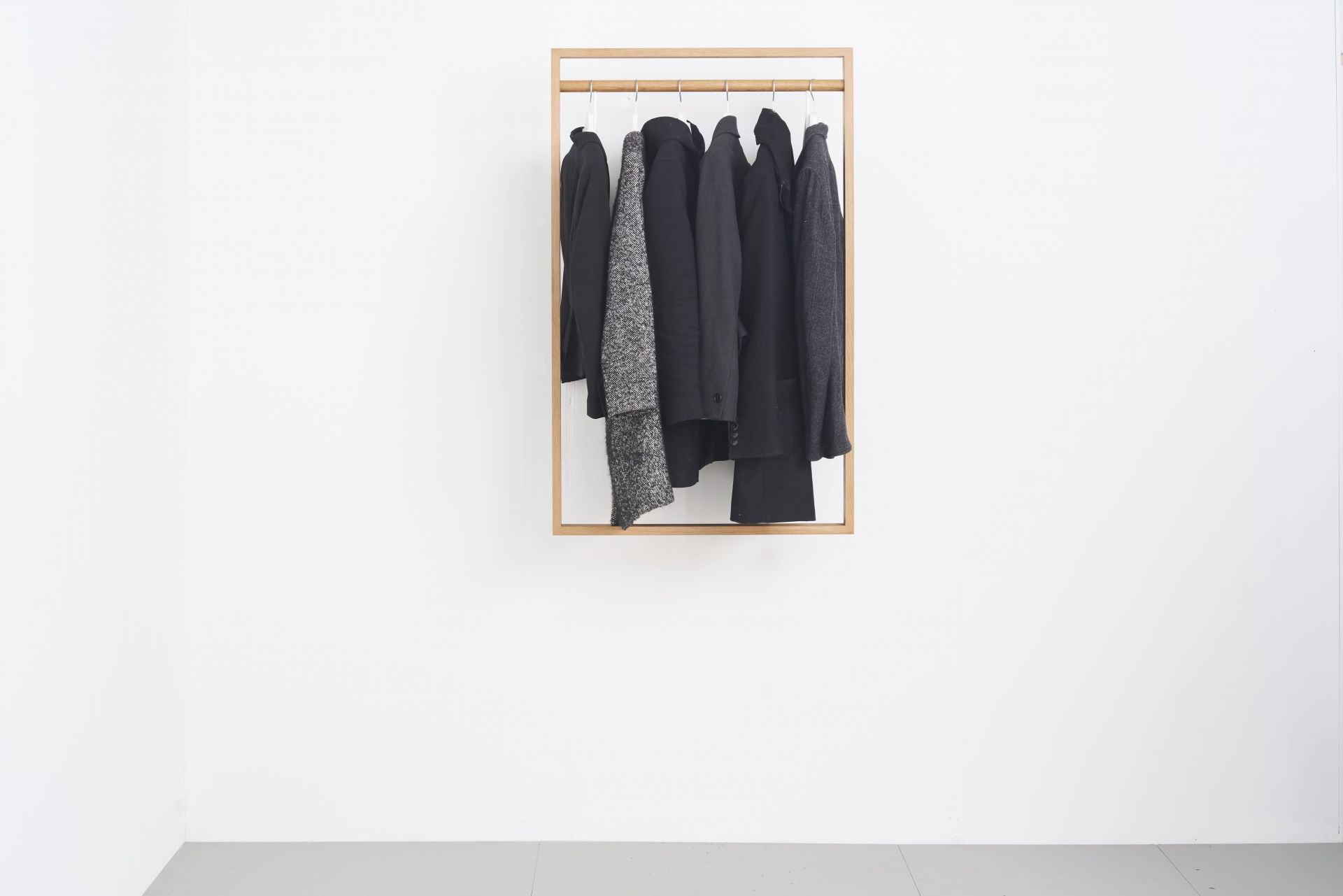 gardero-b 2 Wandgarderobe mit Kleidung: Moderne Garderobe aus Holz für Jacken, Mäntel und Accessoires.