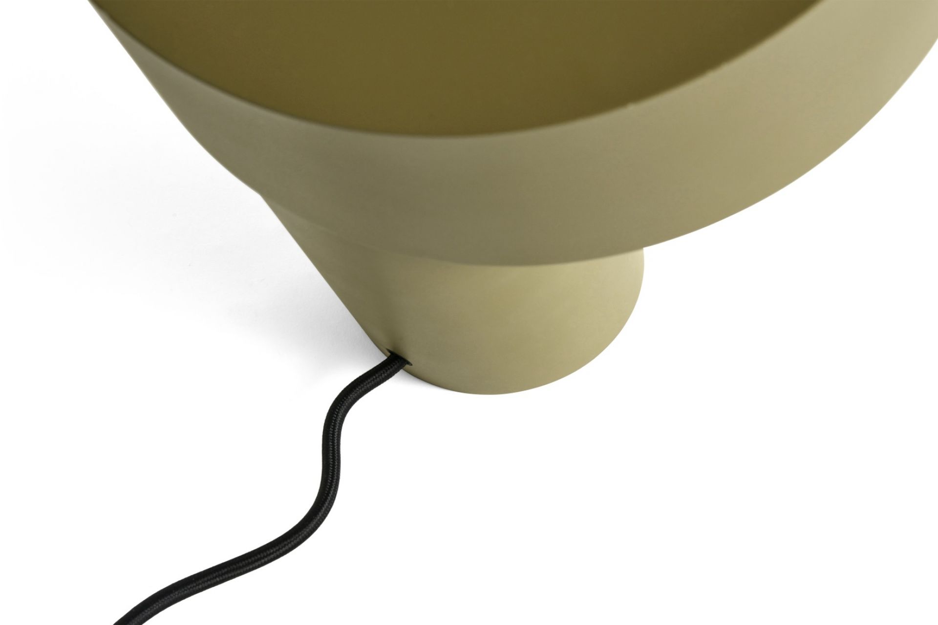 Detailaufnahme der Slant Tischleuchte von Hay in Khaki mit schwarzem Kabel. Modernes Design.