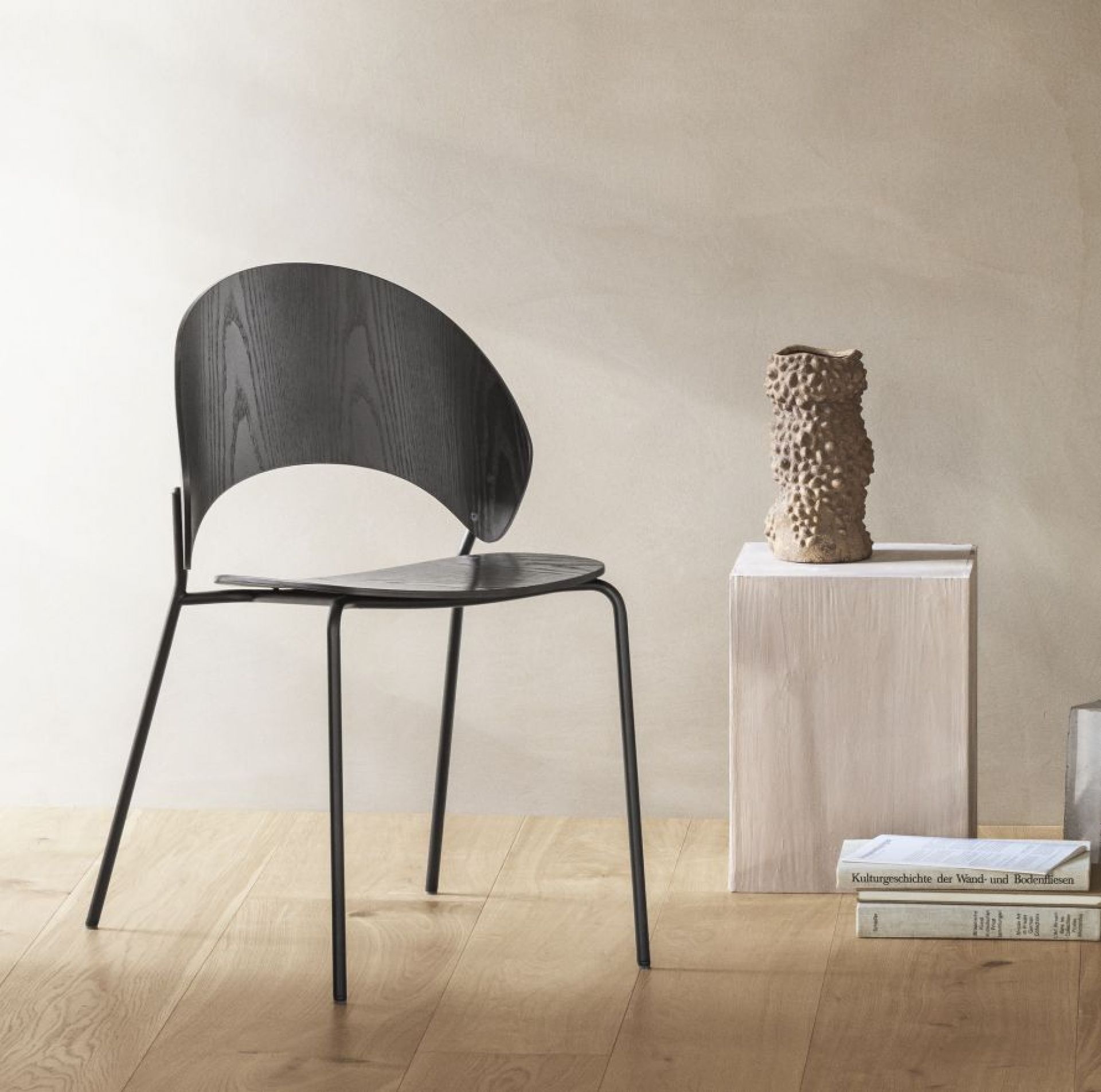 Dosina Chaise en placage de frêne noir Eva Solo Dosina Chaise en placage de frêne noir Eva Solo