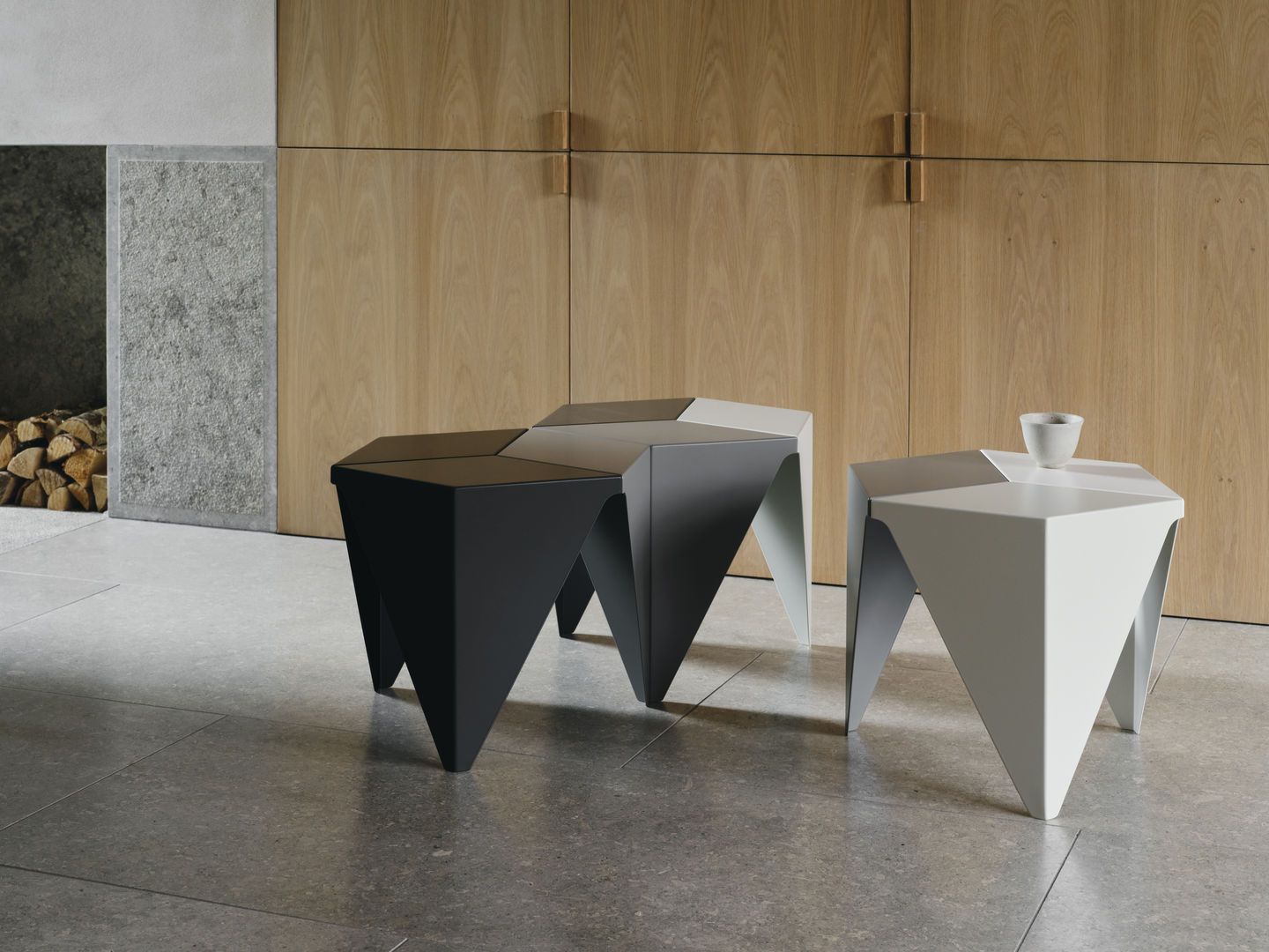 Table d'appoint Prismatic Table, design géométrique, Vitra