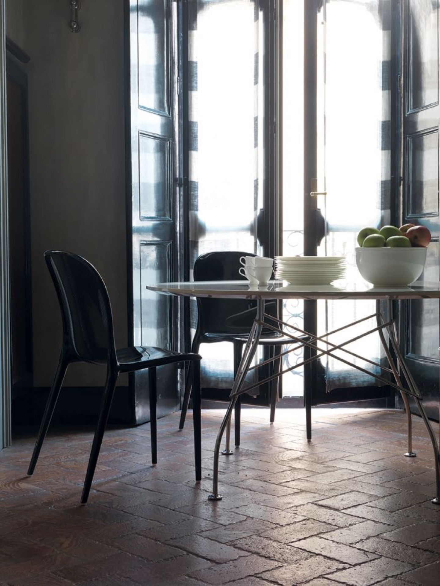 Glossy Table en grès marbré Kartell