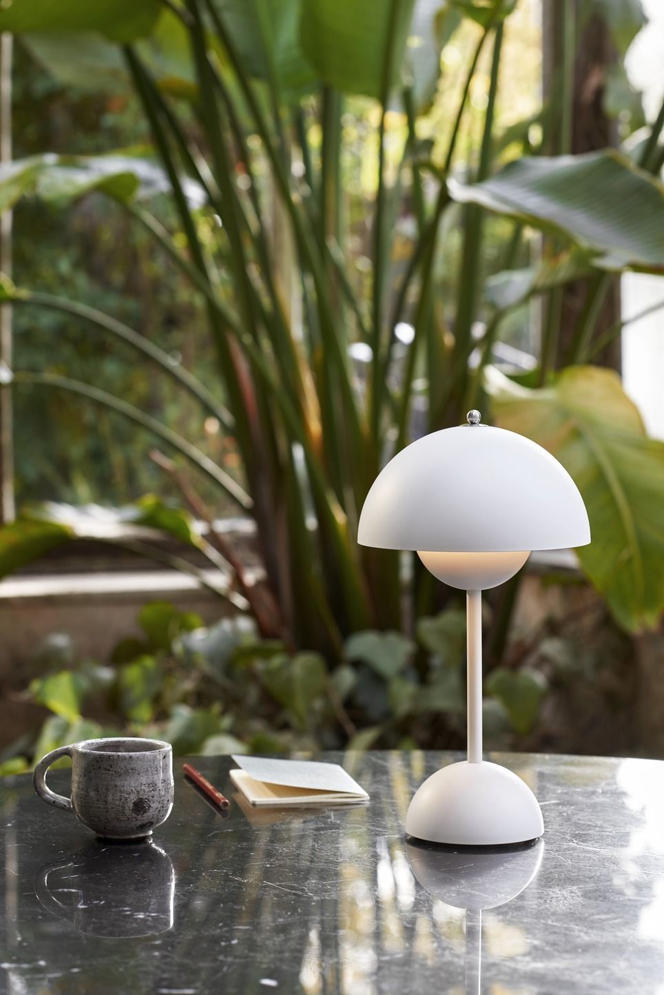 Flowerpot VP9 Portable Lampe à batterie / Lampe de table avec USB AndTradition Blanc matt