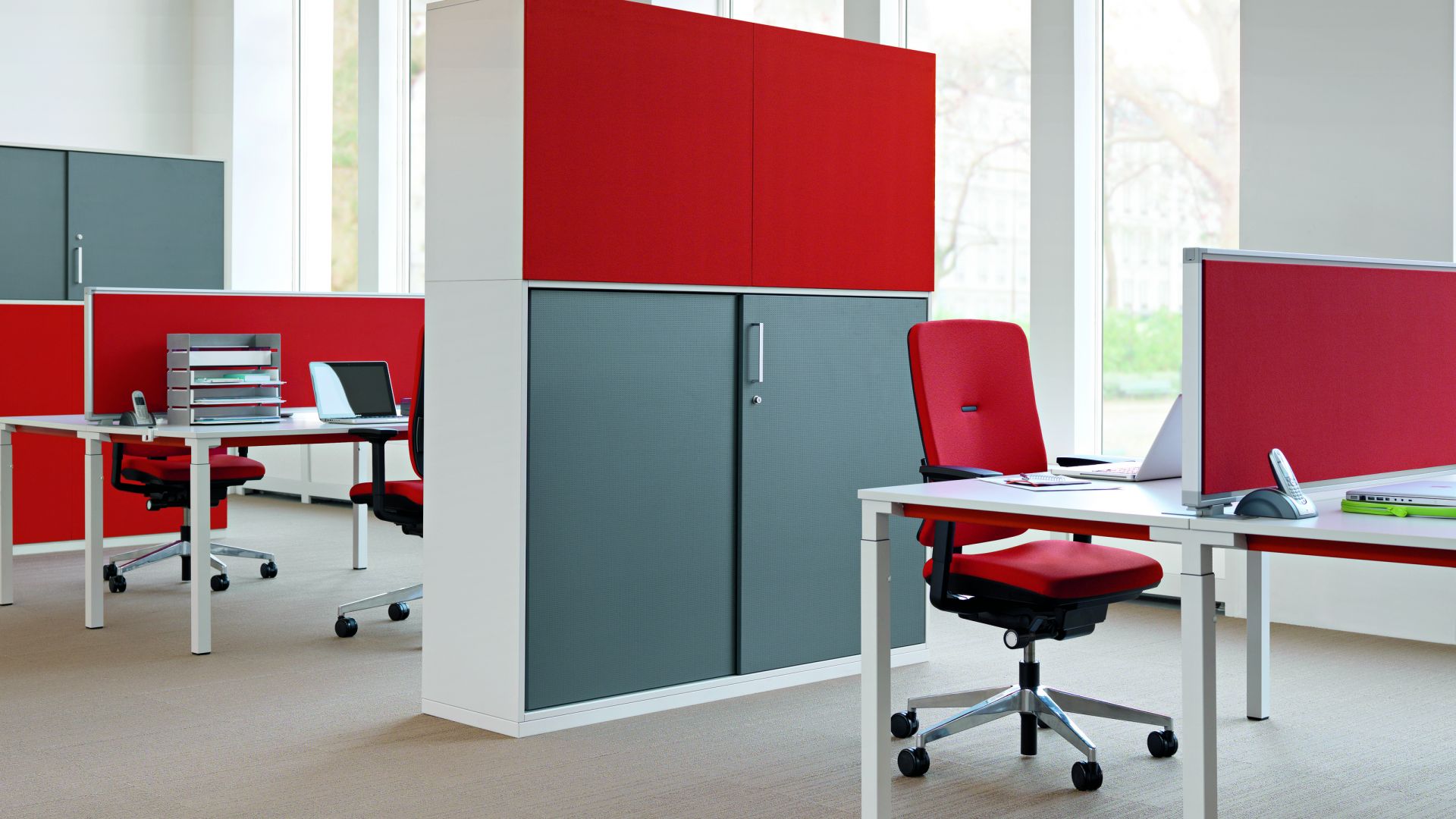 Steelcase Share It Querrolladenschrank: Grauer Büroschrank mit roten Akzenten in modernem Büro. Büromöbel für Stauraum.