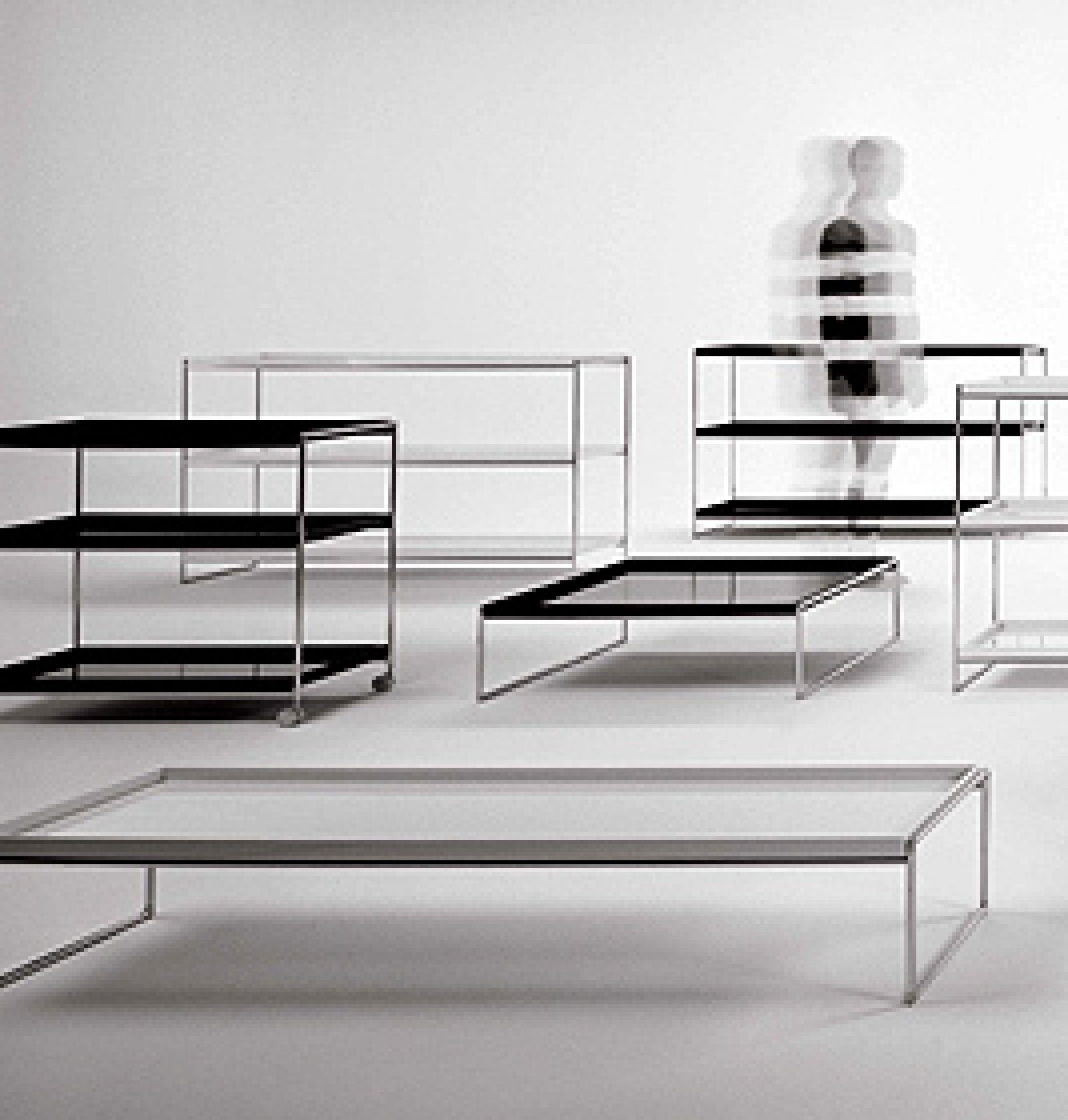 Trays Beistelltische: Moderne Satztische und Couchtische aus Metall und Glas in verschiedenen Größen und Ausführungen.