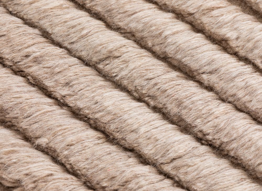Detailaufnahme des beigen Lines Rug Teppichs von Gan, der eine strukturierte Oberfläche mit Linienmuster zeigt.