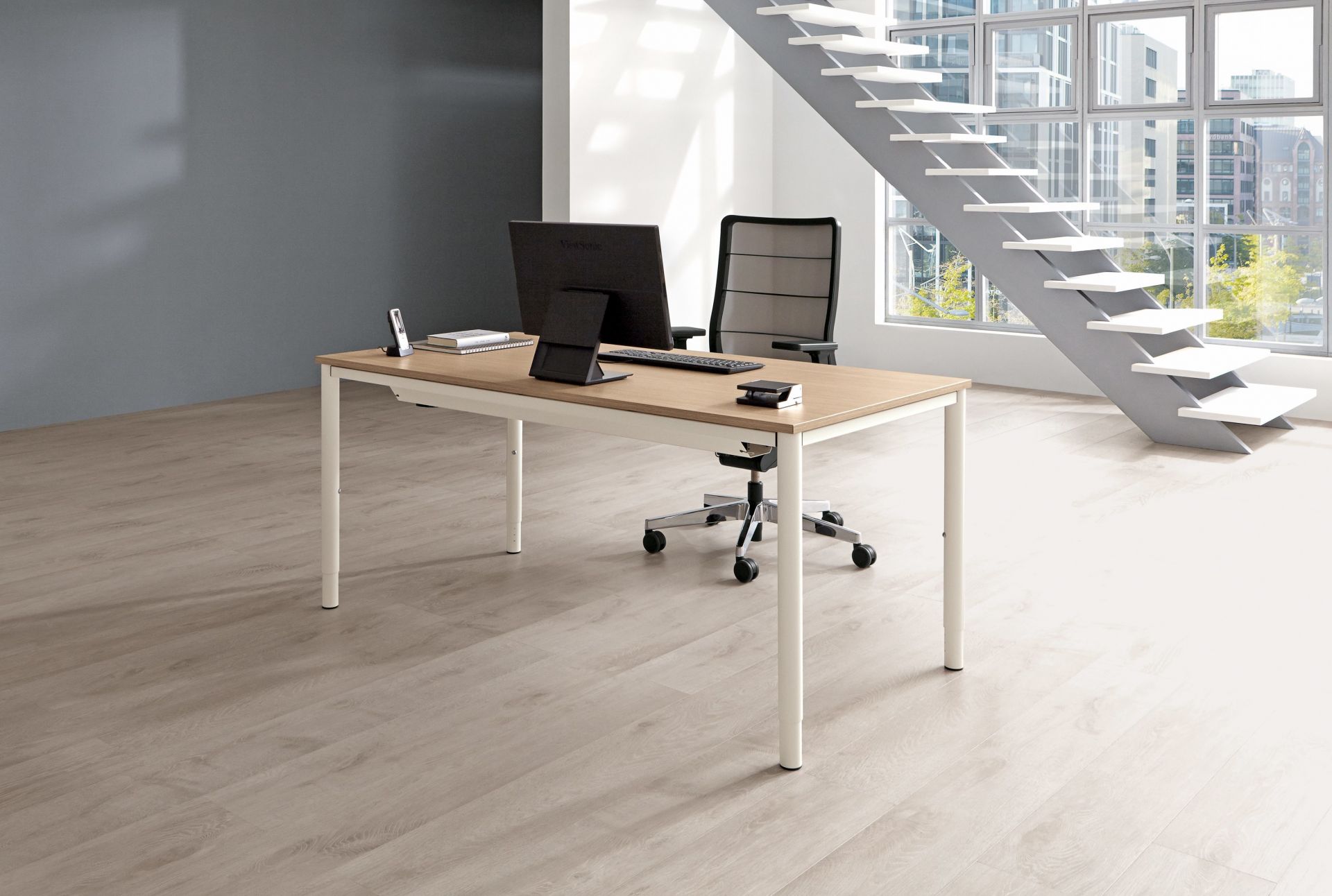 Moderner Palmberg Konferenztisch in Ellipsenform mit Bürostuhl und PC für Besprechungen im Büro.