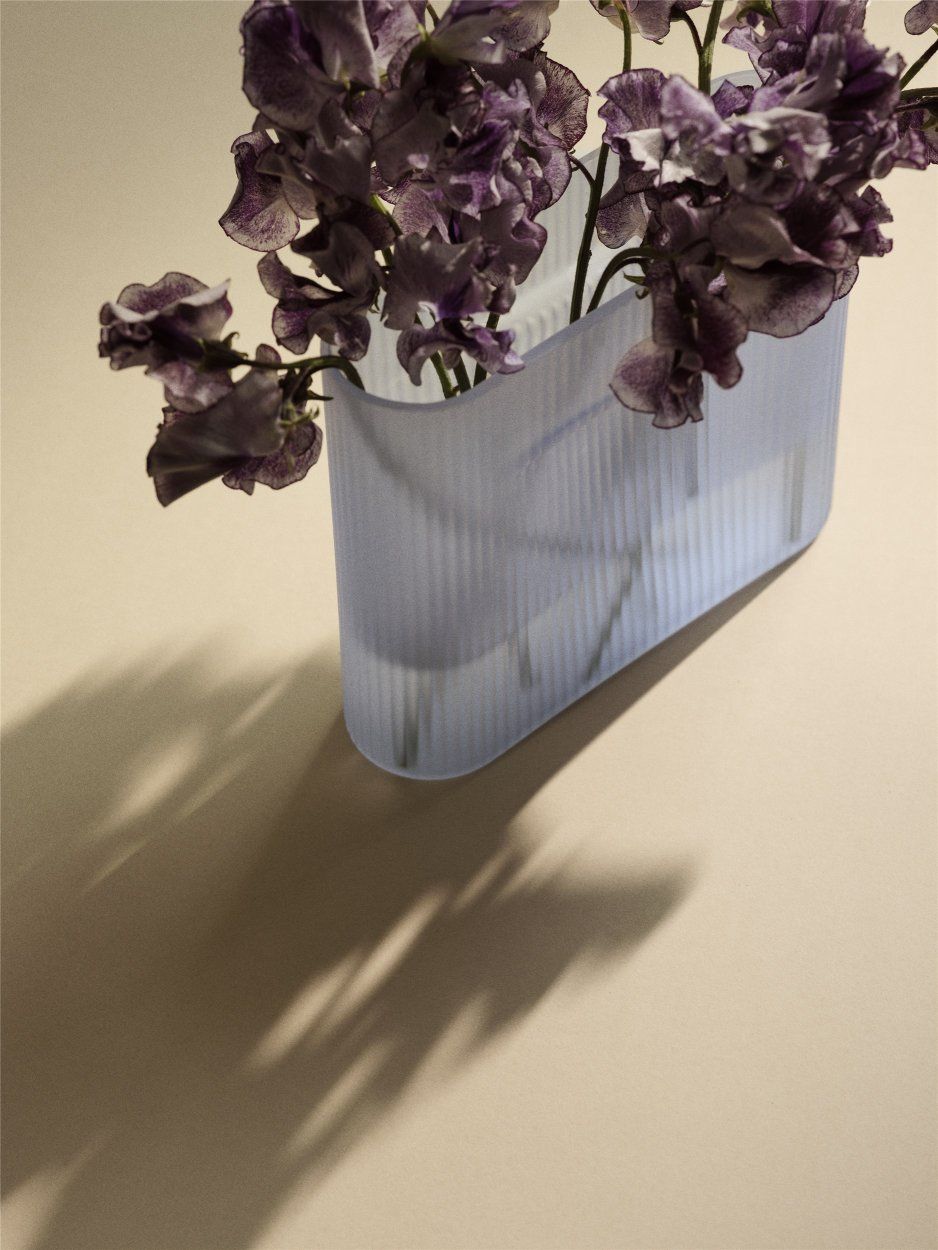Ridge Vase Muuto Verre dépoli bleu clair H 48,5 cm Ridge Vase Muuto Verre dépoli bleu clair H 48,5 cm