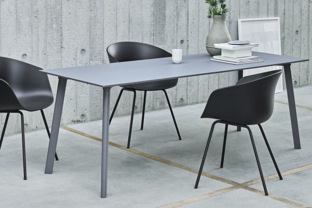 About A Chair AAC26 / AAC 26 chaise Combinaison préférée Hay Teal green Esstisch mit Hay AAC 26 Stühlen in Weiß, modernes Design für Esszimmer und Küche.