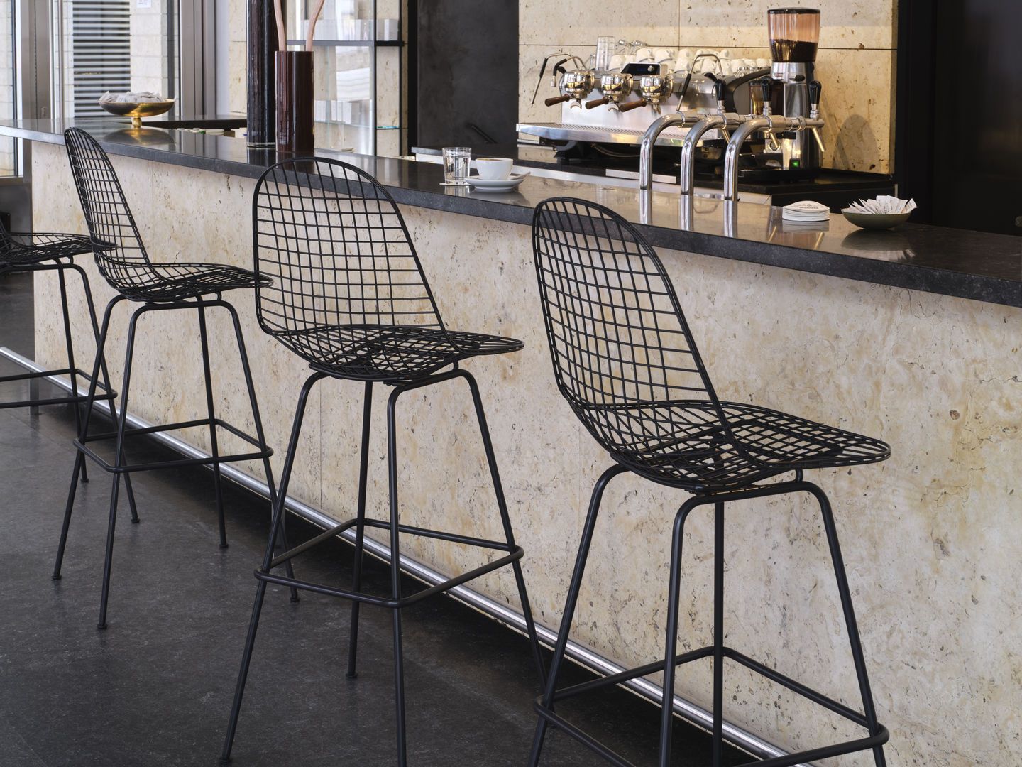 Eames Wire Bar Stool Tabouret de bar haut avec assise et dossier rembourrés Vitra