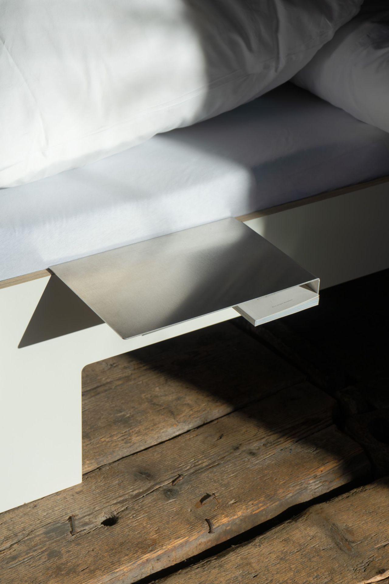 Bord de lit Facile Tablette latérale pour loir / voleur de jours Nils Holger Moormann