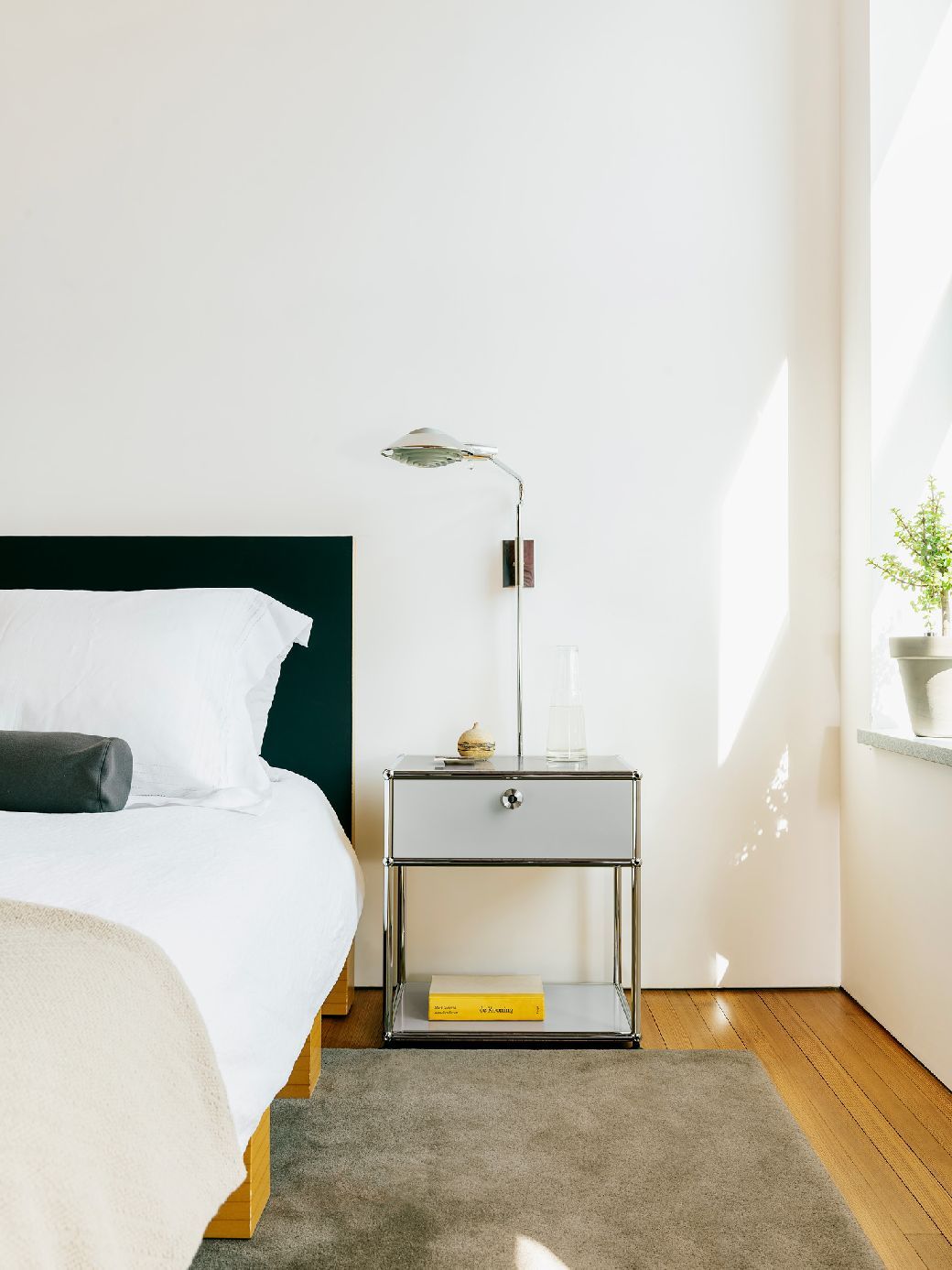 USM Haller Table de chevet avec compartiment ouvert M54 Blanc pur