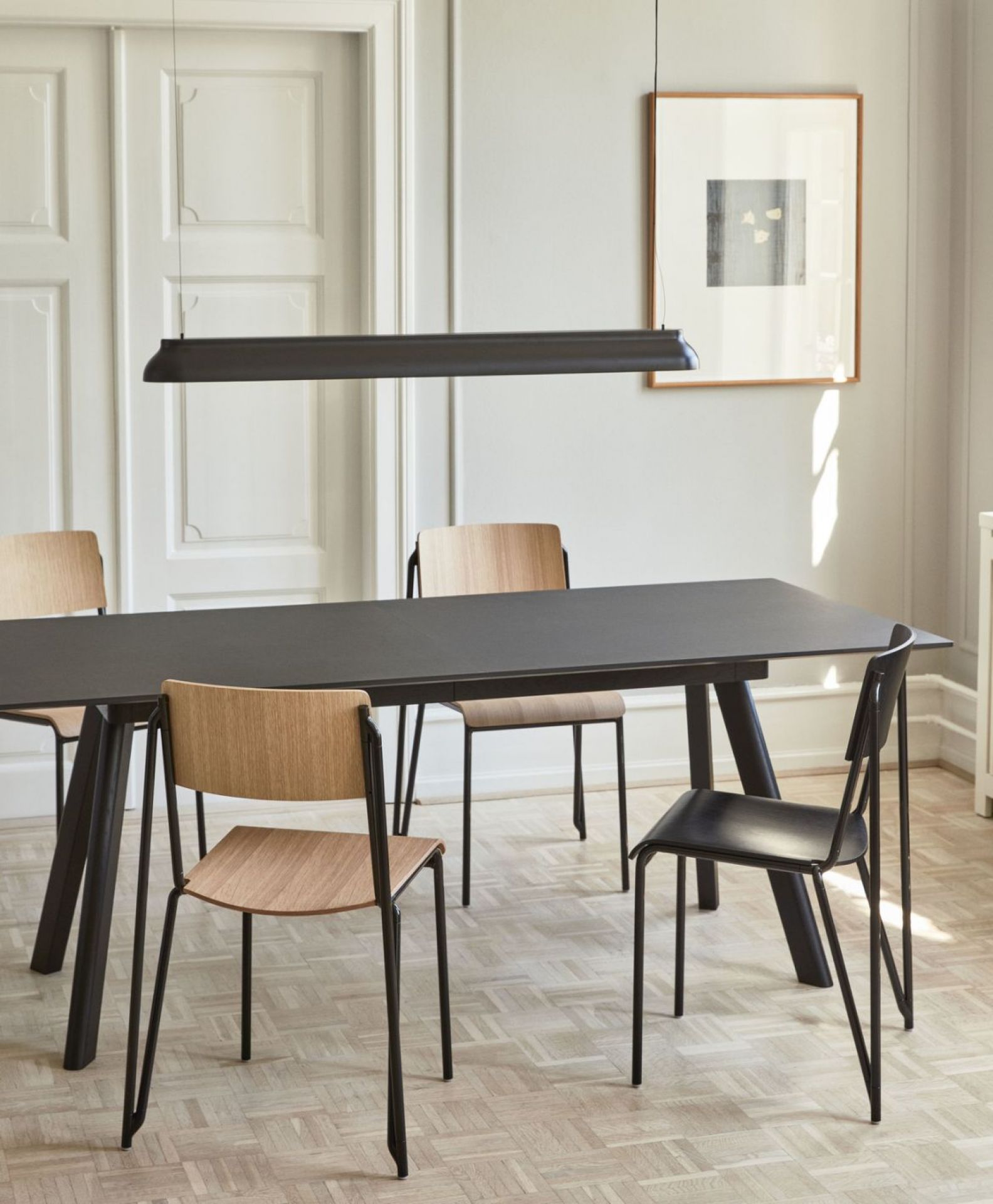 Schwarzer Petit Standard Stuhl von Hay am Esstisch, modernes Design für Esszimmer und Küche.