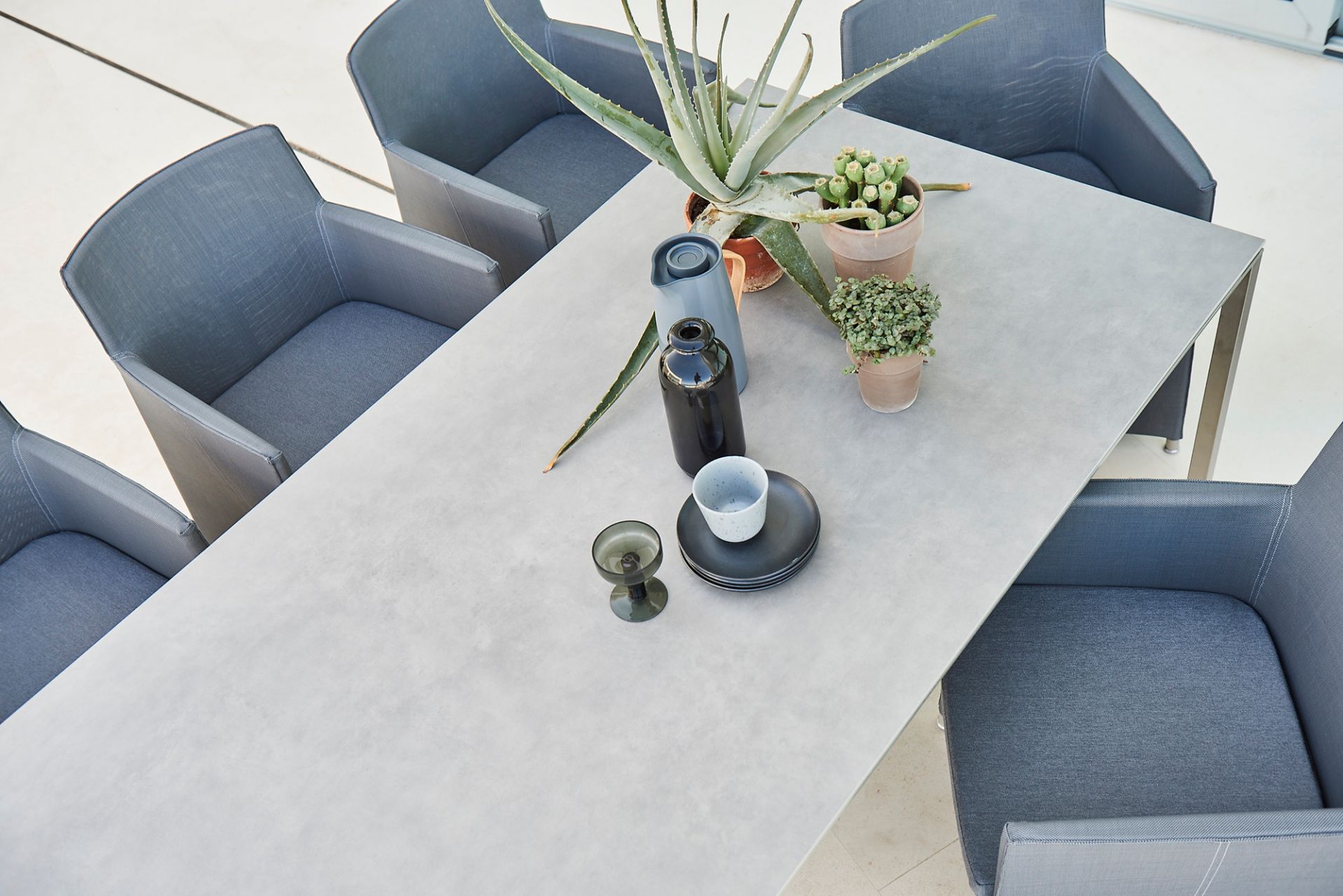 Pure Outdoor Grande L 280 x P 100 x H 73 cm table de salle à manger Piétement gris lave Plateau gris béton Cane-Line