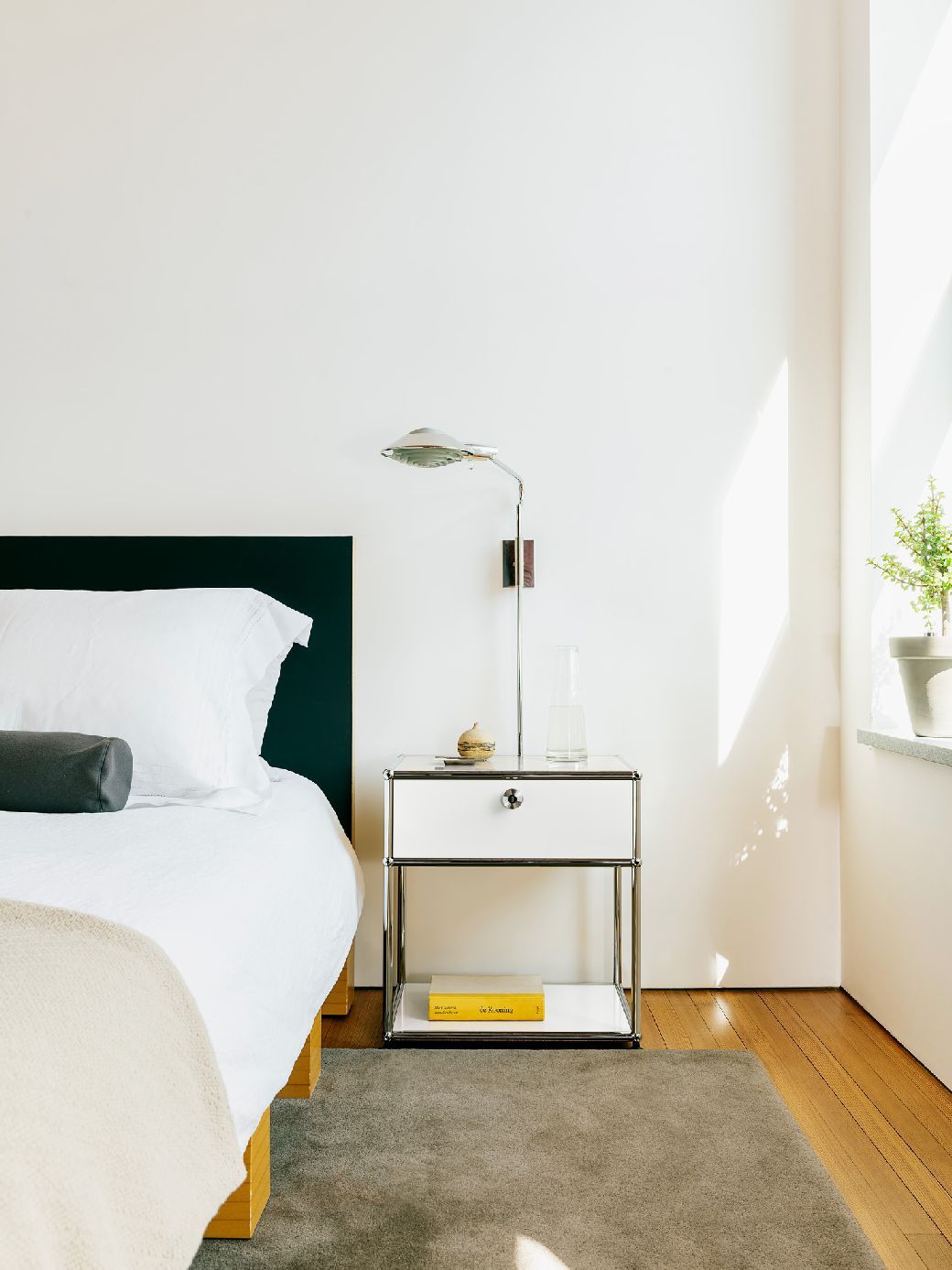 USM Haller Table de chevet avec compartiment ouvert M54 Blanc pur